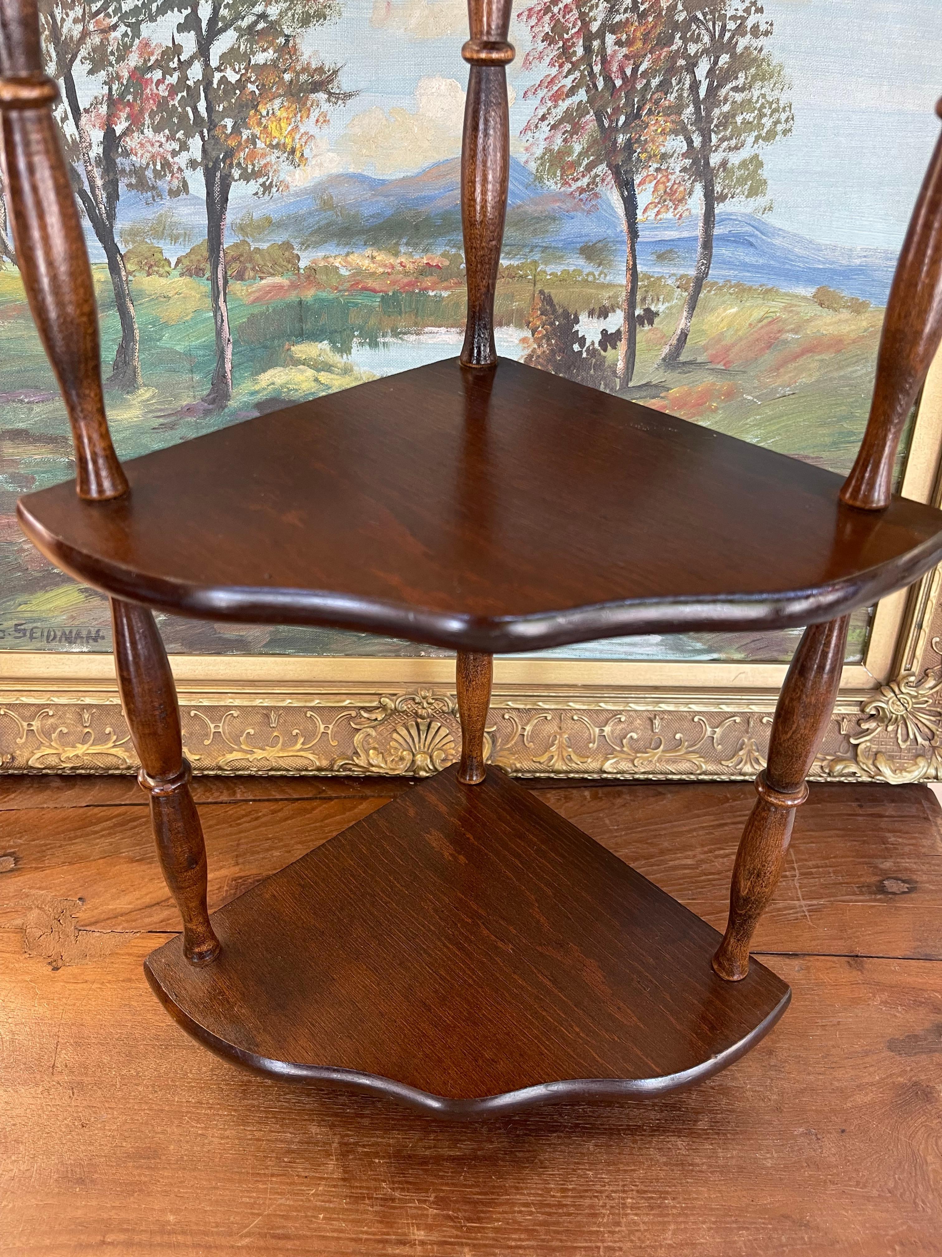 Legno Scaffale Whatnot angolare vintage a tre livelli in Wood scuro, appeso o in piedi in vendita