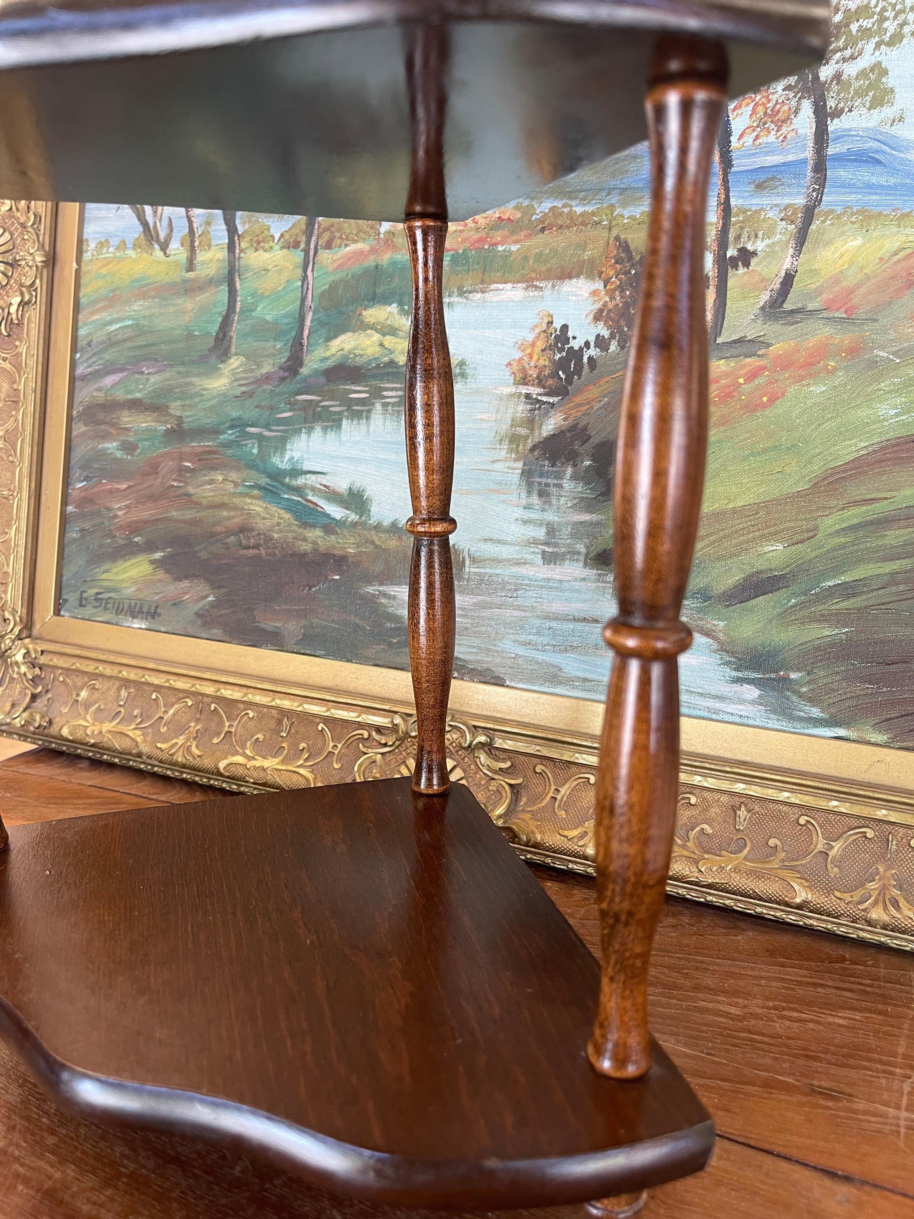 Scaffale Whatnot angolare vintage a tre livelli in Wood scuro, appeso o in piedi in vendita 1