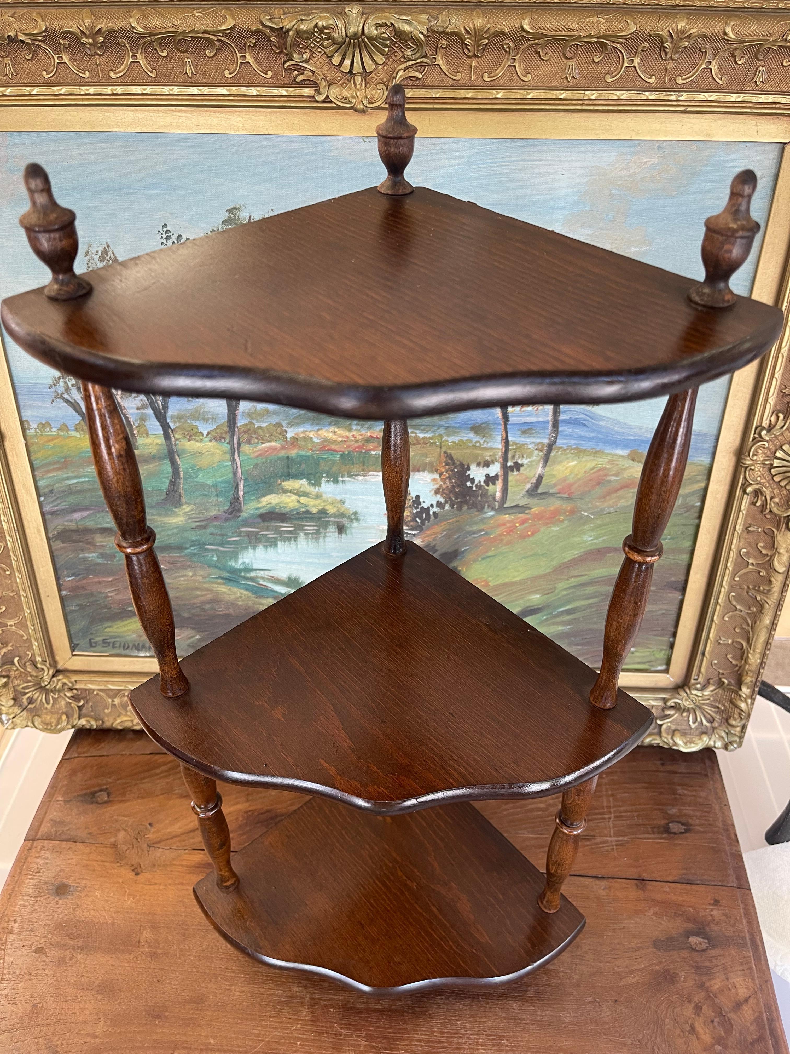 Scaffale Whatnot angolare vintage a tre livelli in Wood scuro, appeso o in piedi in vendita 2