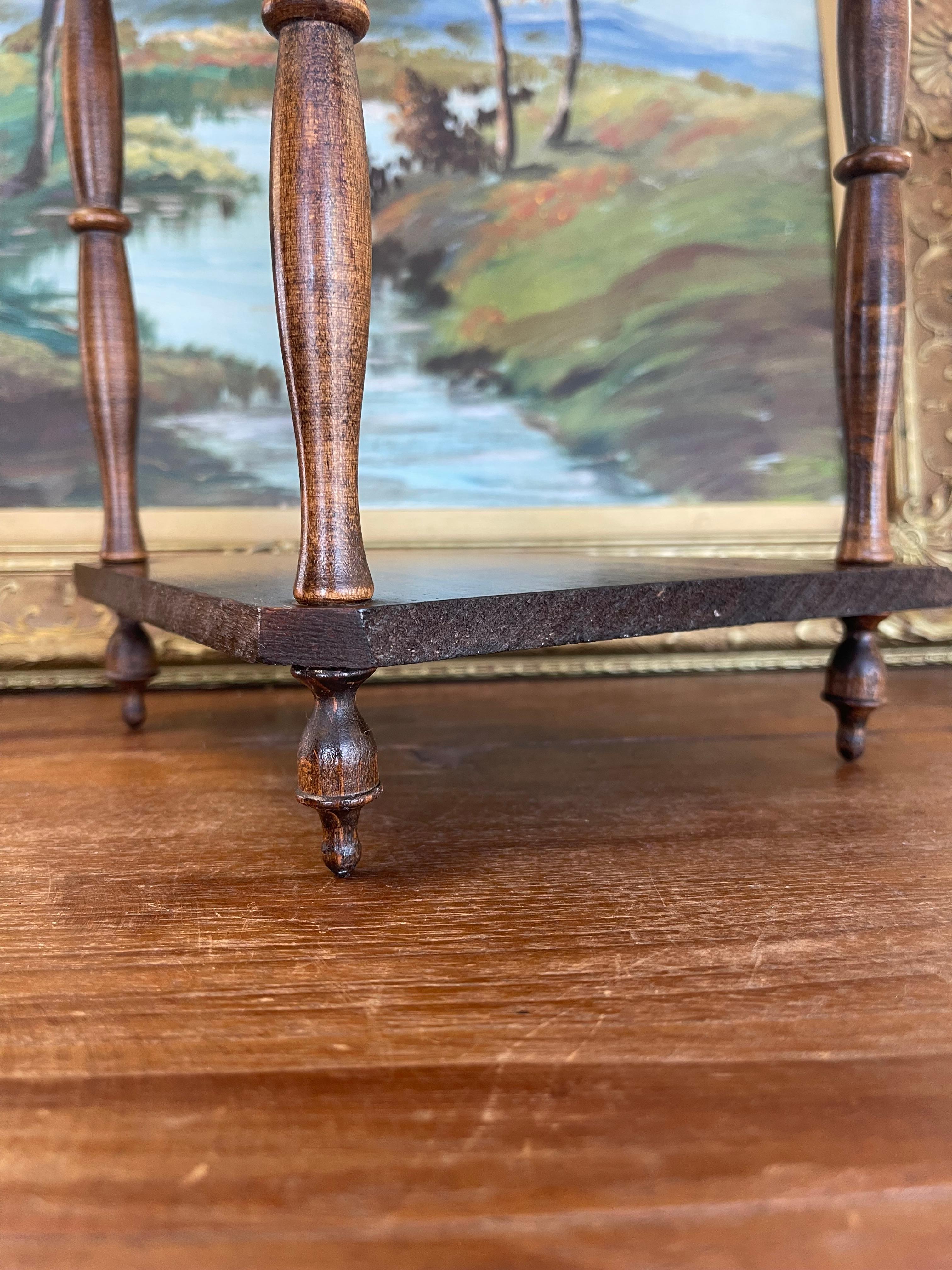 Scaffale Whatnot angolare vintage a tre livelli in Wood scuro, appeso o in piedi in vendita 3