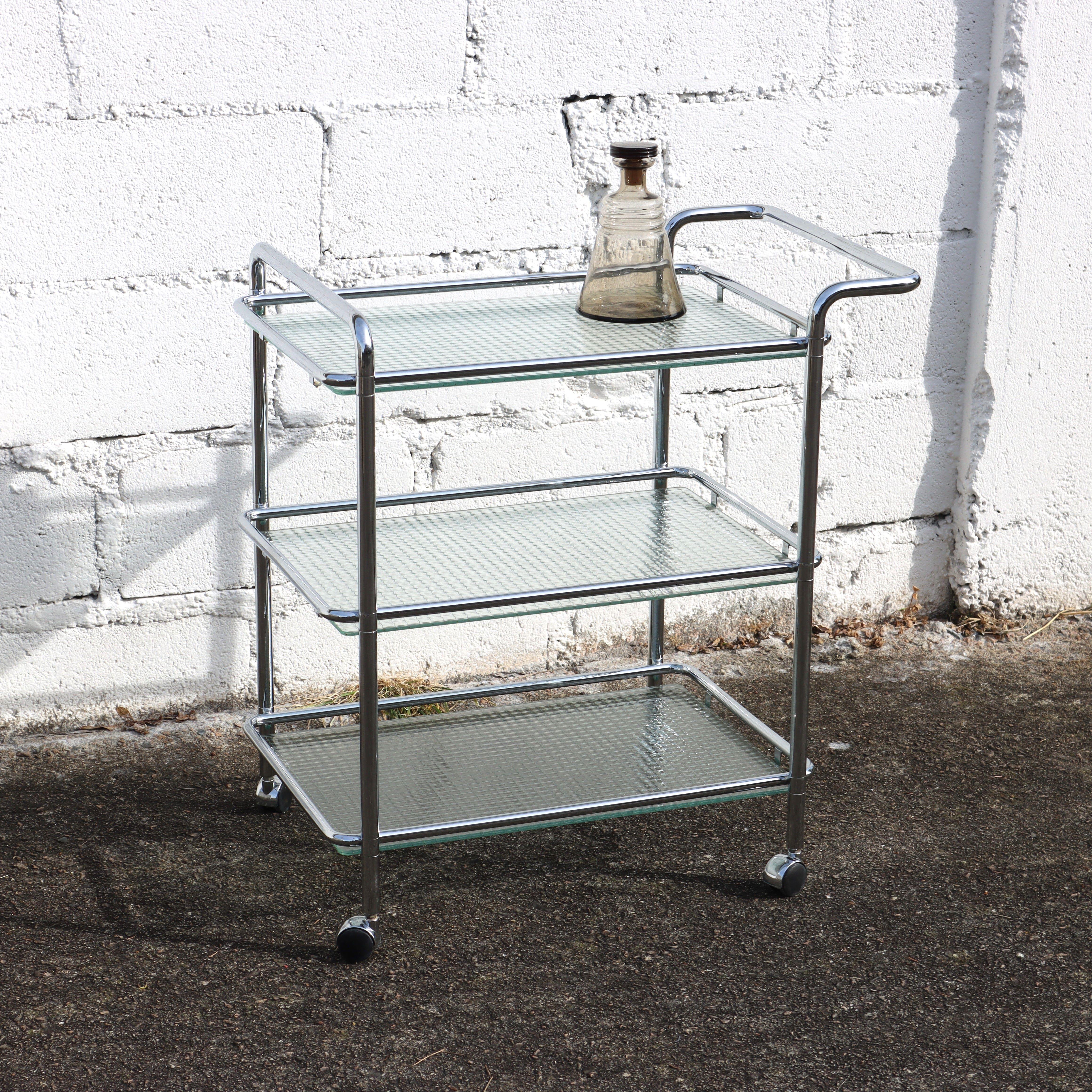 Vintage Three Tier Glass Chrome Bar Cart-Chrome wired Glass Serving Trolley-80s In Good Condition For Sale In Bussiere Dunoise, Nouvel Aquitaine