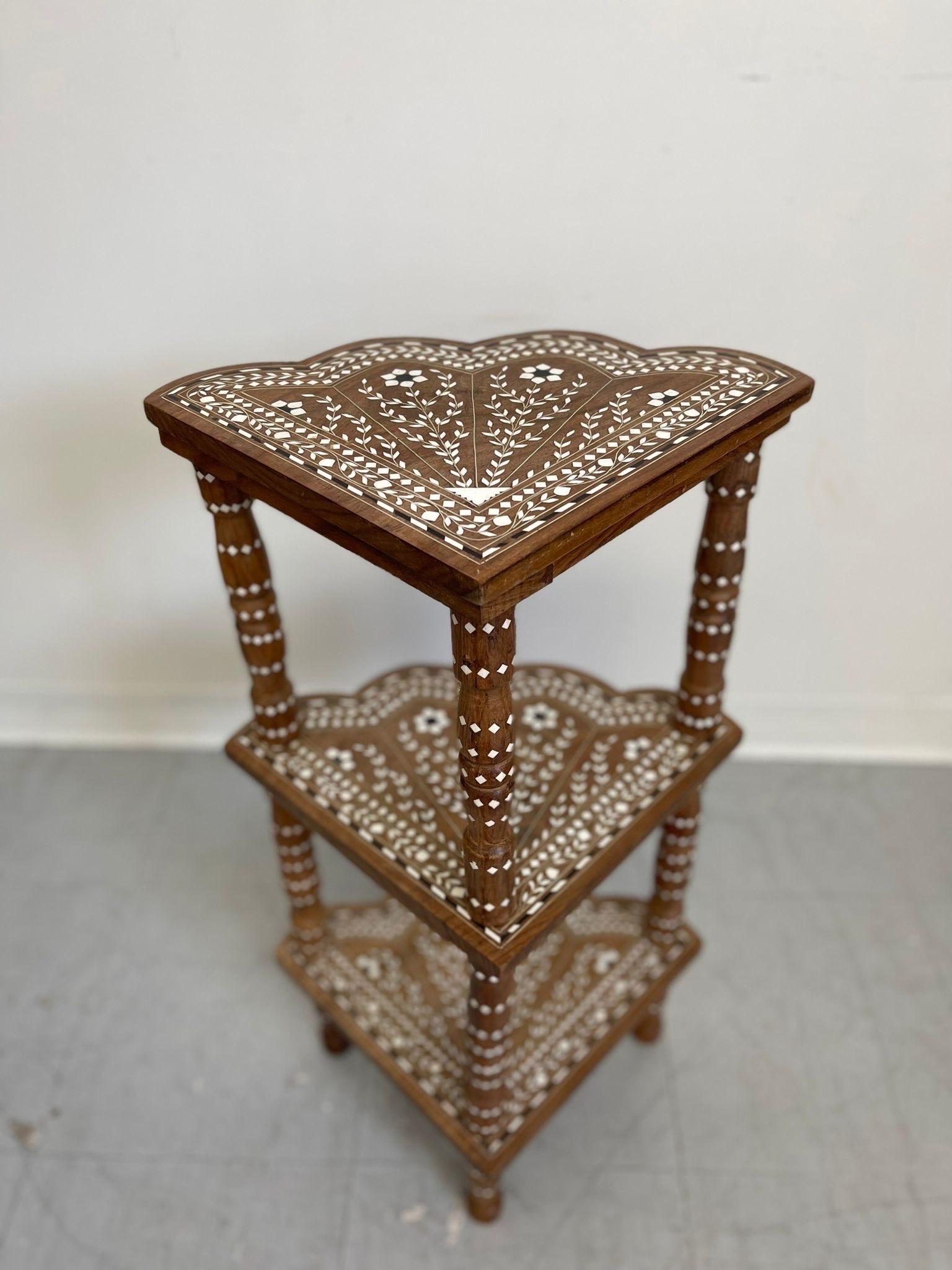 Cette étagère est ornée d'un motif floral d'un blanc éclatant. Il est possible qu'elle soit incrustée, peut-être en provenance de l'Inde. La marque du fabricant et le numéro de série sont illustrés.

Dimensions. 11 1/2 L ; 11 P ; 28 H