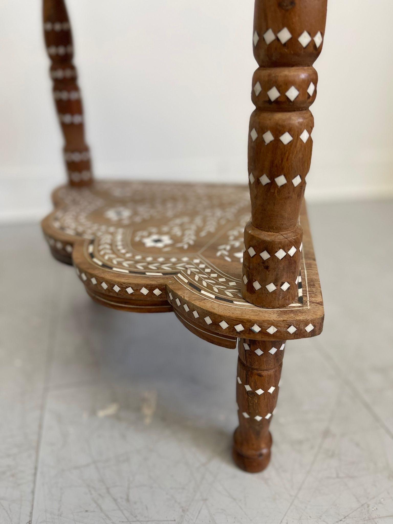 Etagère d'angle vintage à trois niveaux à incrustation complexe Bon état - En vente à Seattle, WA