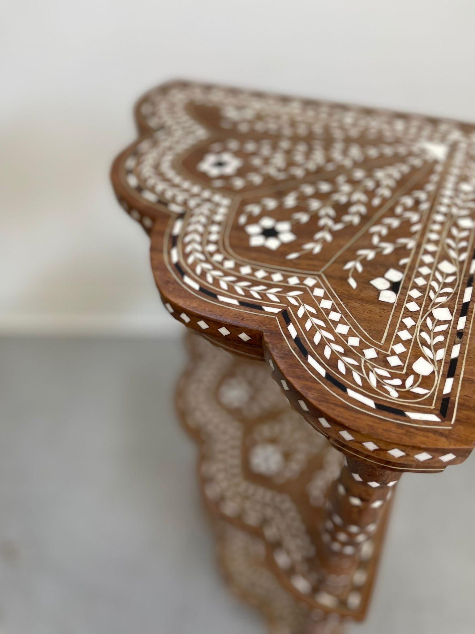 Bois Etagère d'angle vintage à trois niveaux à incrustation complexe en vente