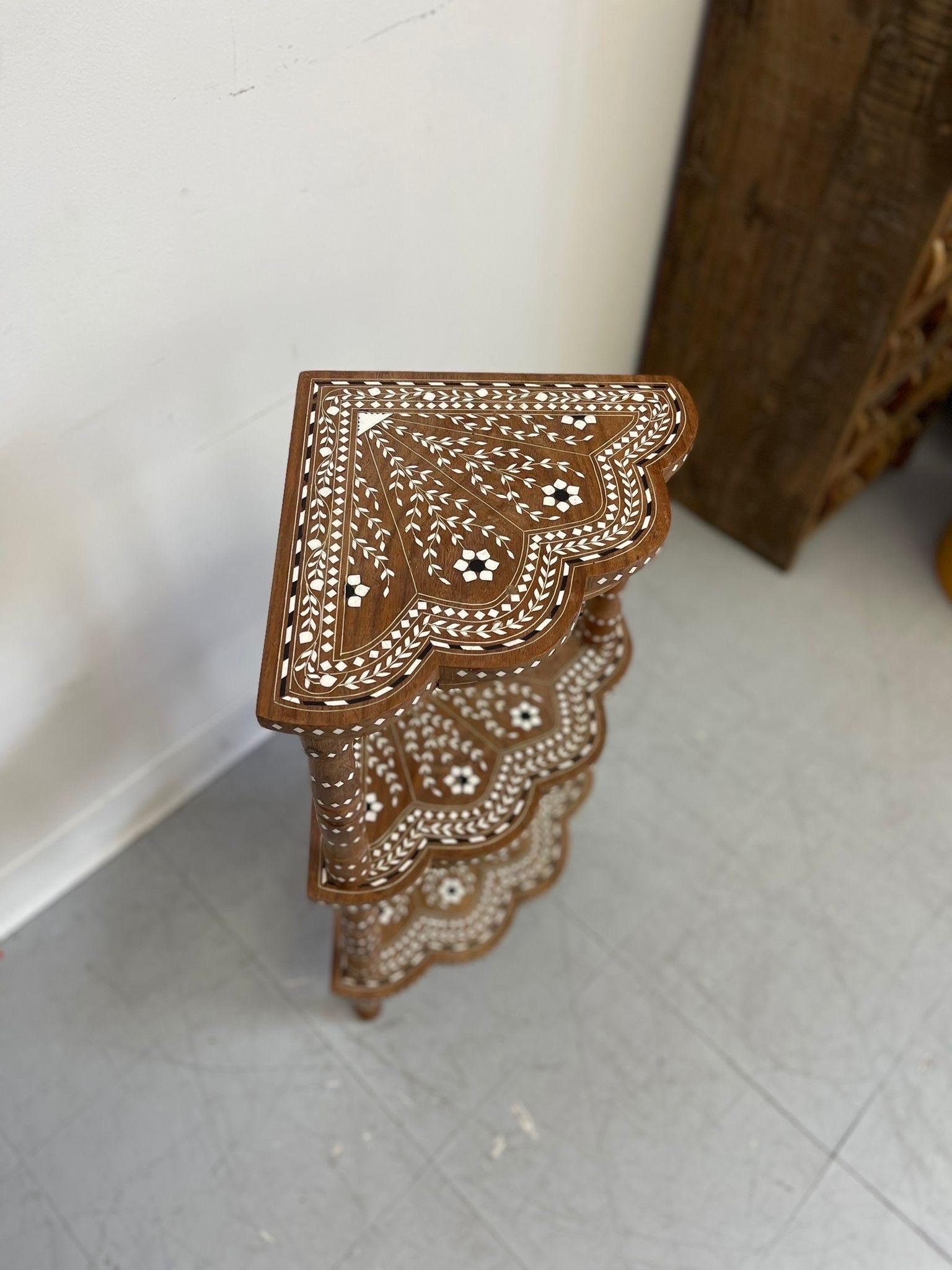 Etagère d'angle vintage à trois niveaux à incrustation complexe en vente 1