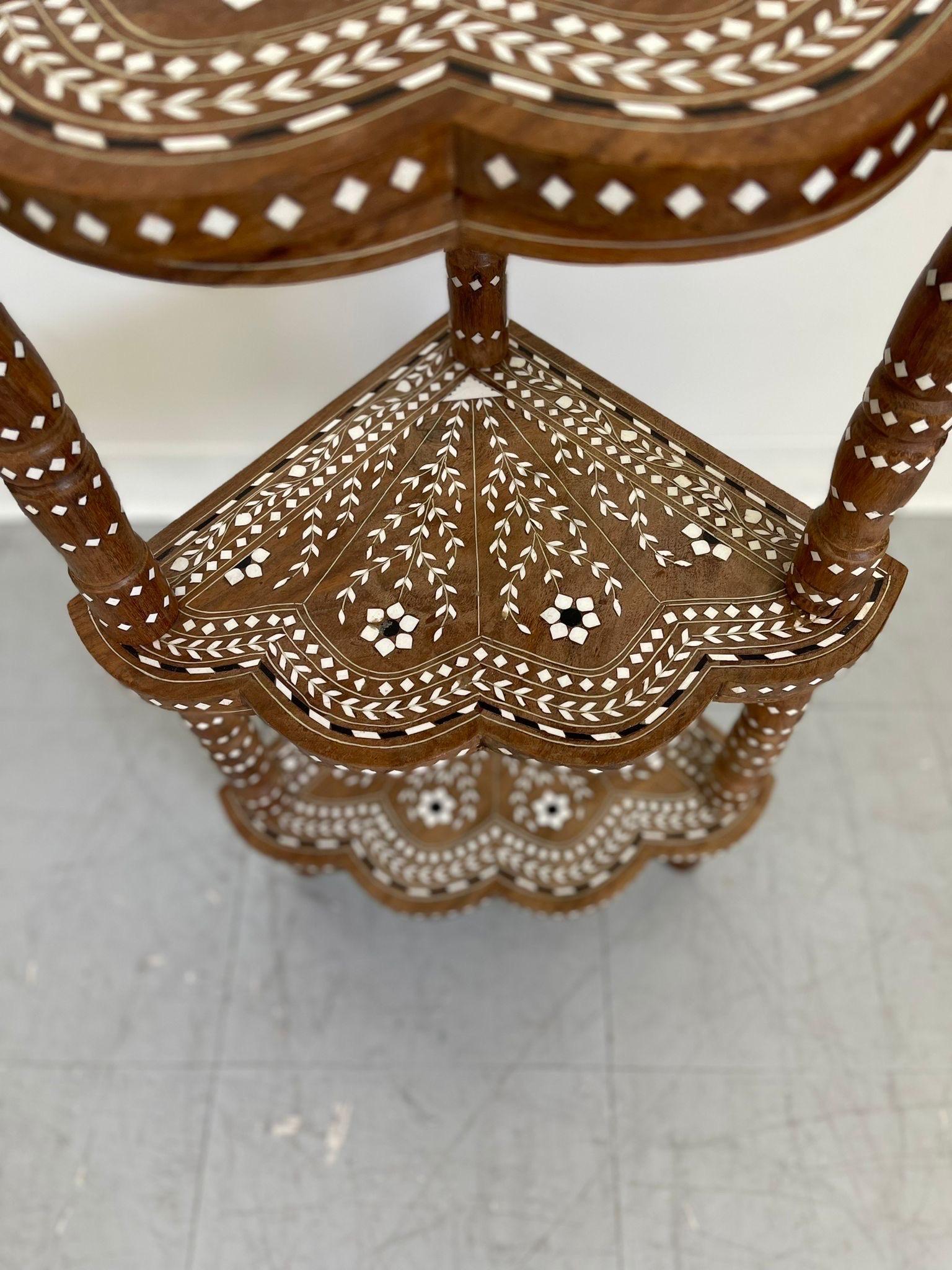 Etagère d'angle vintage à trois niveaux à incrustation complexe en vente 2