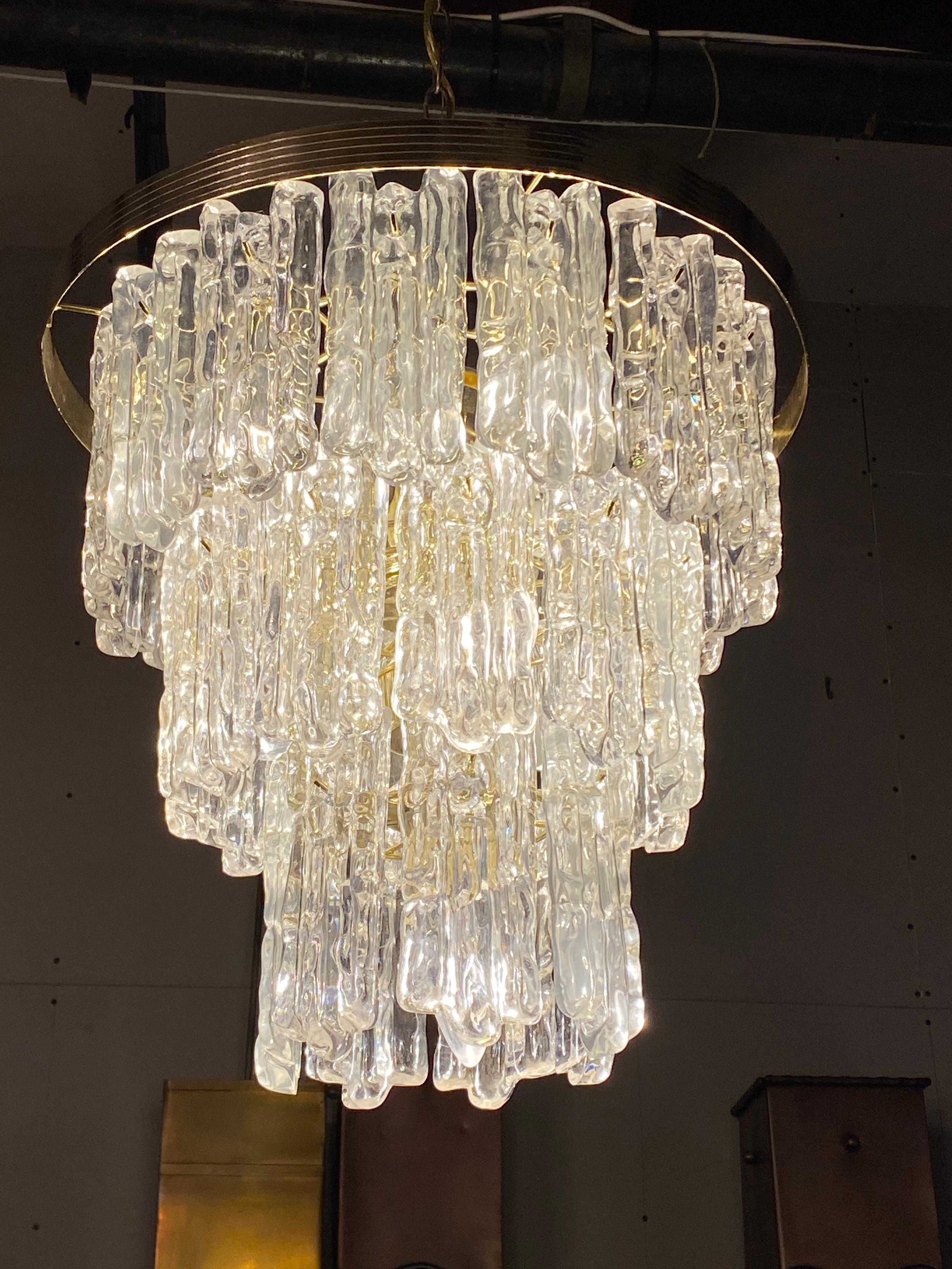 Beautiful mid-century tiered lucite chandelier suspended from a brass frame is in great condition. 

*drop is 31 inches.




 