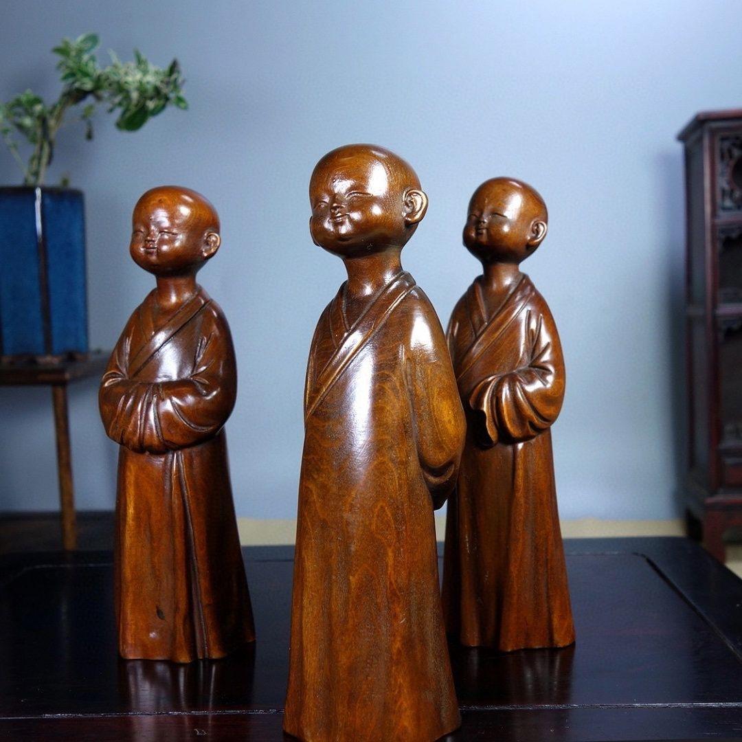 Ensemble vintage de trois statues de moines de temple asiatiques sculptées en bois Bon état - En vente à 景德镇市, CN