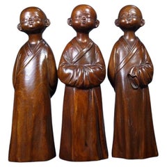 Ensemble vintage de trois statues de moines de temple asiatiques sculptées en bois