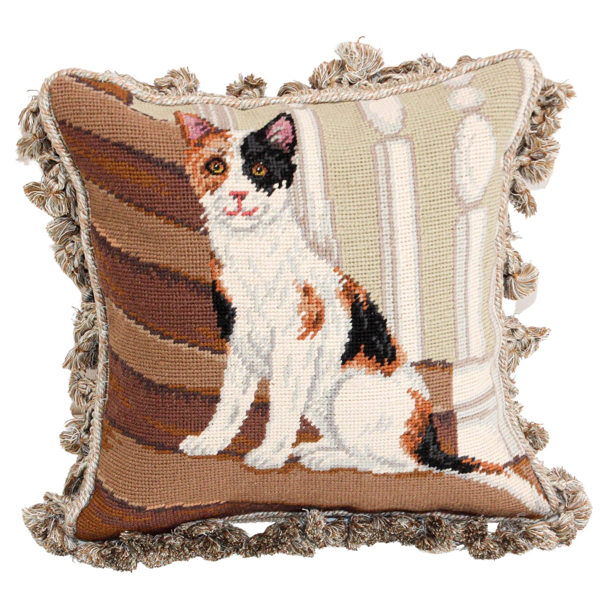 Oreiller décoratif vintage aux points d'aiguille avec motif de chat en vente