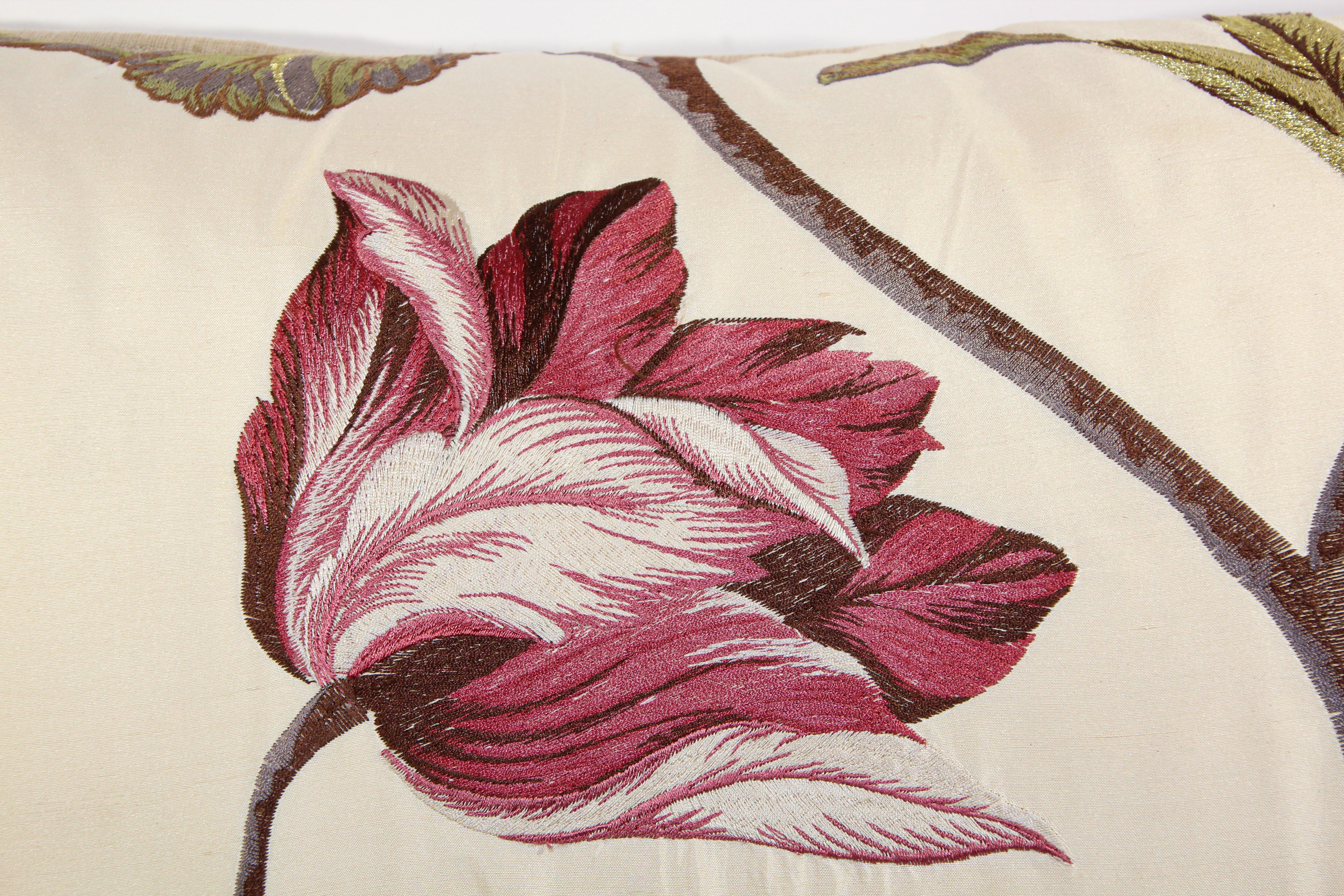 Dekoratives Taft-Kissen mit Blumenstickerei im Vintage-Stil (Maurisch) im Angebot