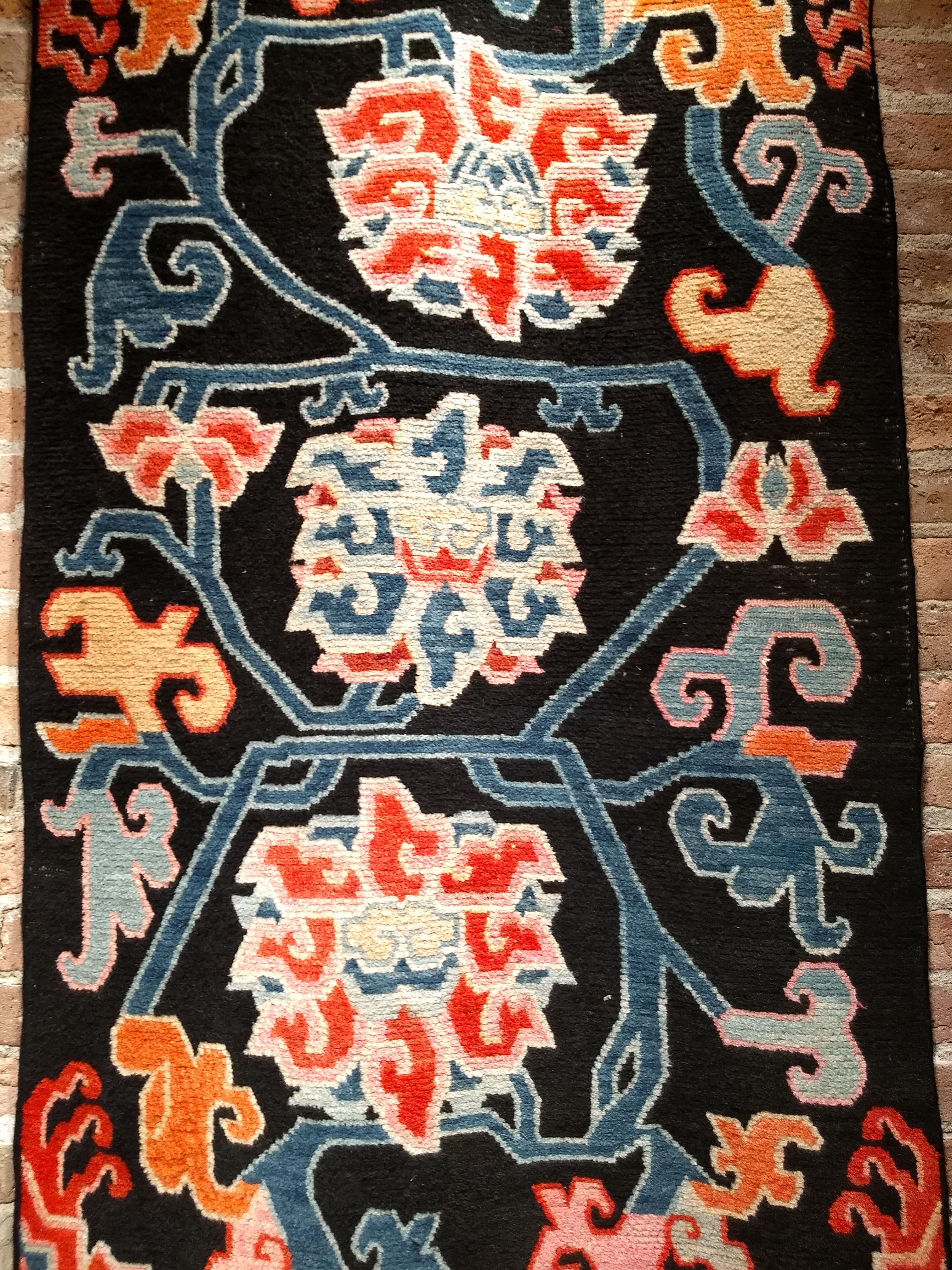 Alfombra tibetana vintage con flores de loto y símbolos auspiciosos Lana en venta