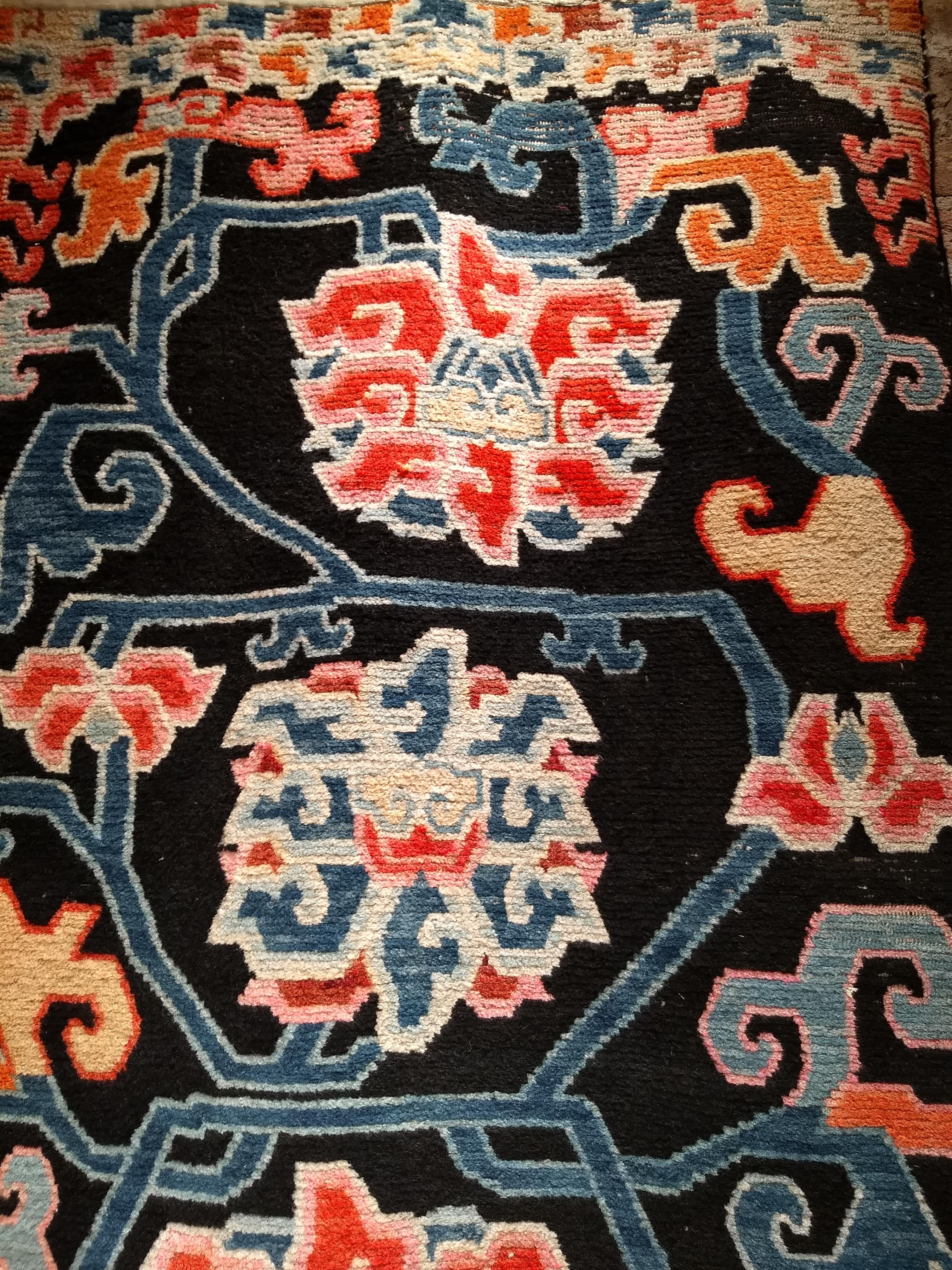 Alfombra tibetana vintage con flores de loto y símbolos auspiciosos en venta 1