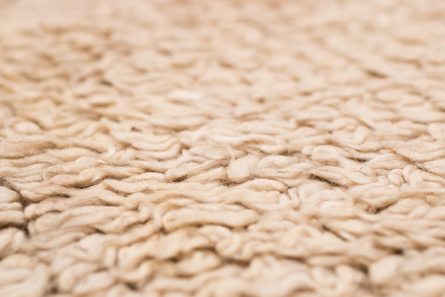 Vintage Tibetan White Wool Decke oder Teppich mit rotem Ende Panel 5'7'' x 4'8'' (Nepalesisch) im Angebot