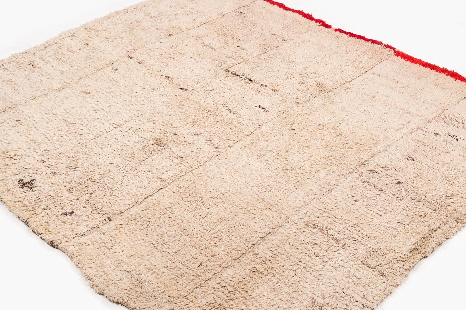 Diese handgewebte Decke aus tibetischer Wolle ist ein seltenes Vintage-Stück. Der dicke Flor diente in den kalten Nächten im Himalaya als Schlafunterlage. In Tibet wurde sie auch als Decke um die Schultern gewickelt. Heute kann er für verschiedene