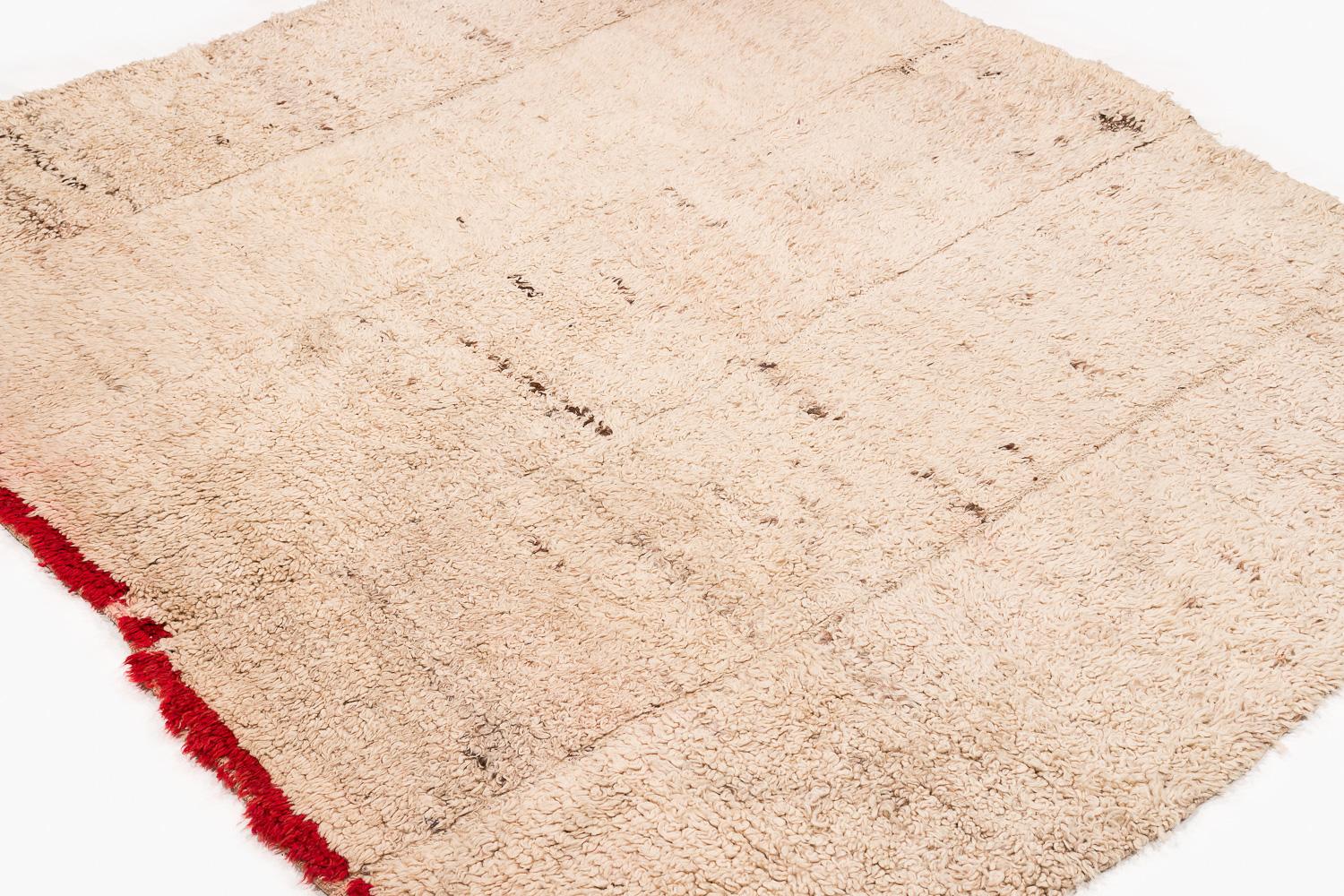 Vintage Tibetan White Wool Decke oder Teppich mit rotem Ende Panel 5'7'' x 4'8'' (Wolle) im Angebot