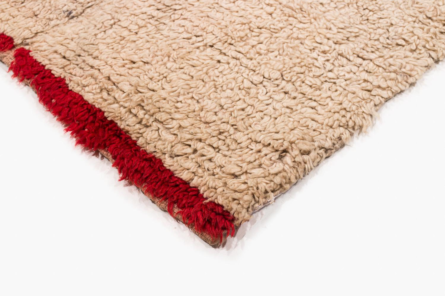 Vintage Tibetan White Wool Decke oder Teppich mit rotem Ende Panel 5'7'' x 4'8'' im Zustand „Gut“ im Angebot in New York, NY