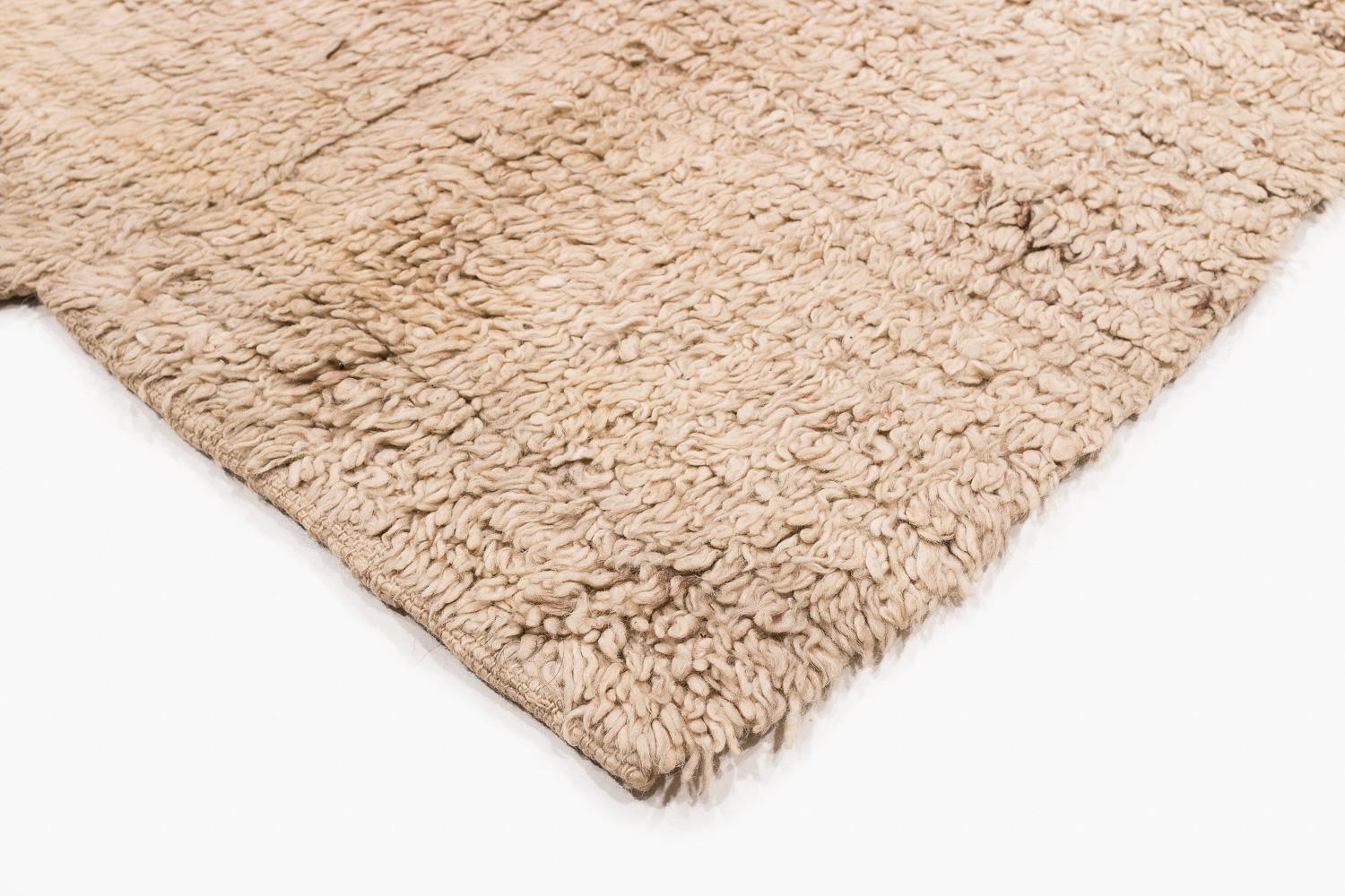 Vintage Tibetan White Wool Decke oder Teppich mit rotem Ende Panel 5'7'' x 4'8'' (Ende des 20. Jahrhunderts) im Angebot