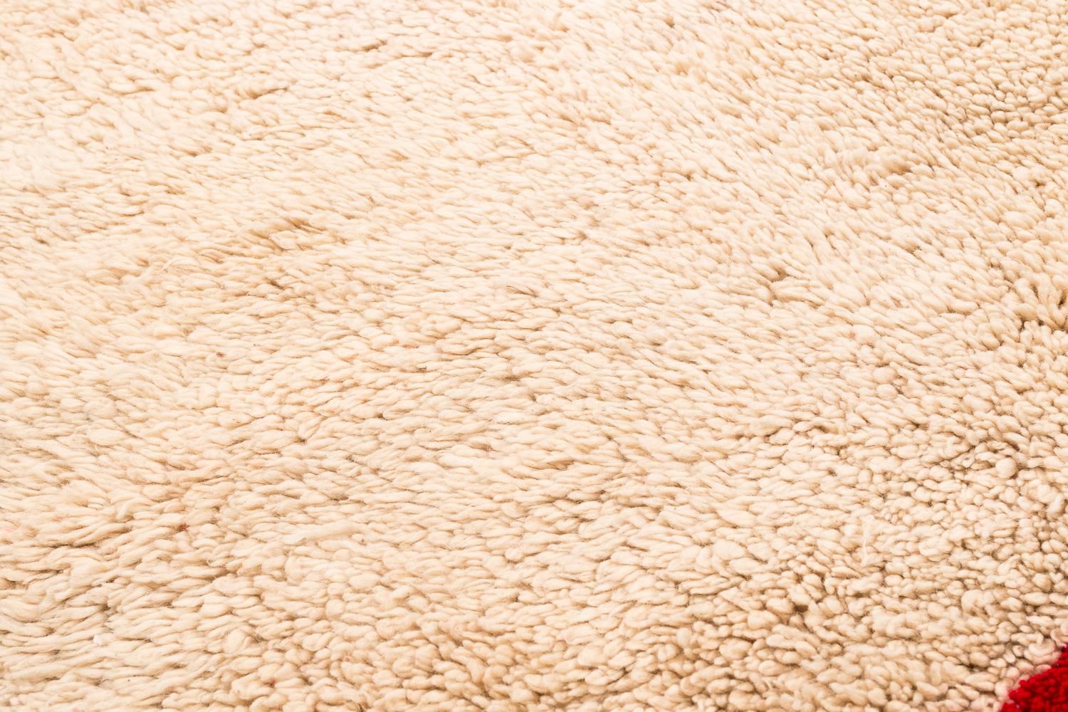 Couverture ou tapis tibétain vintage en laine blanche crème avec panneau d'extrémité rouge 7'2'' x 5'7'' en vente 3