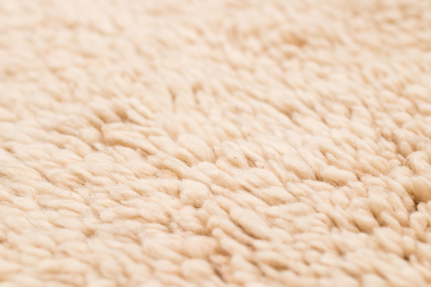 Couverture ou tapis tibétain vintage en laine blanche crème avec panneau d'extrémité rouge 7'2'' x 5'7'' en vente 2