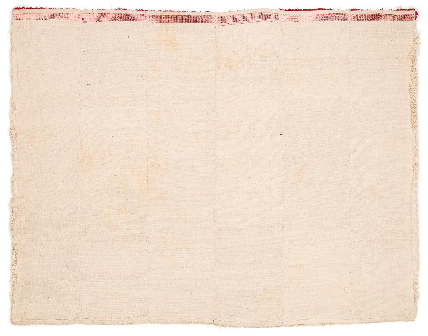 Couverture ou tapis tibétain vintage en laine blanche crème avec panneau d'extrémité rouge 7'2'' x 5'7'' en vente 4