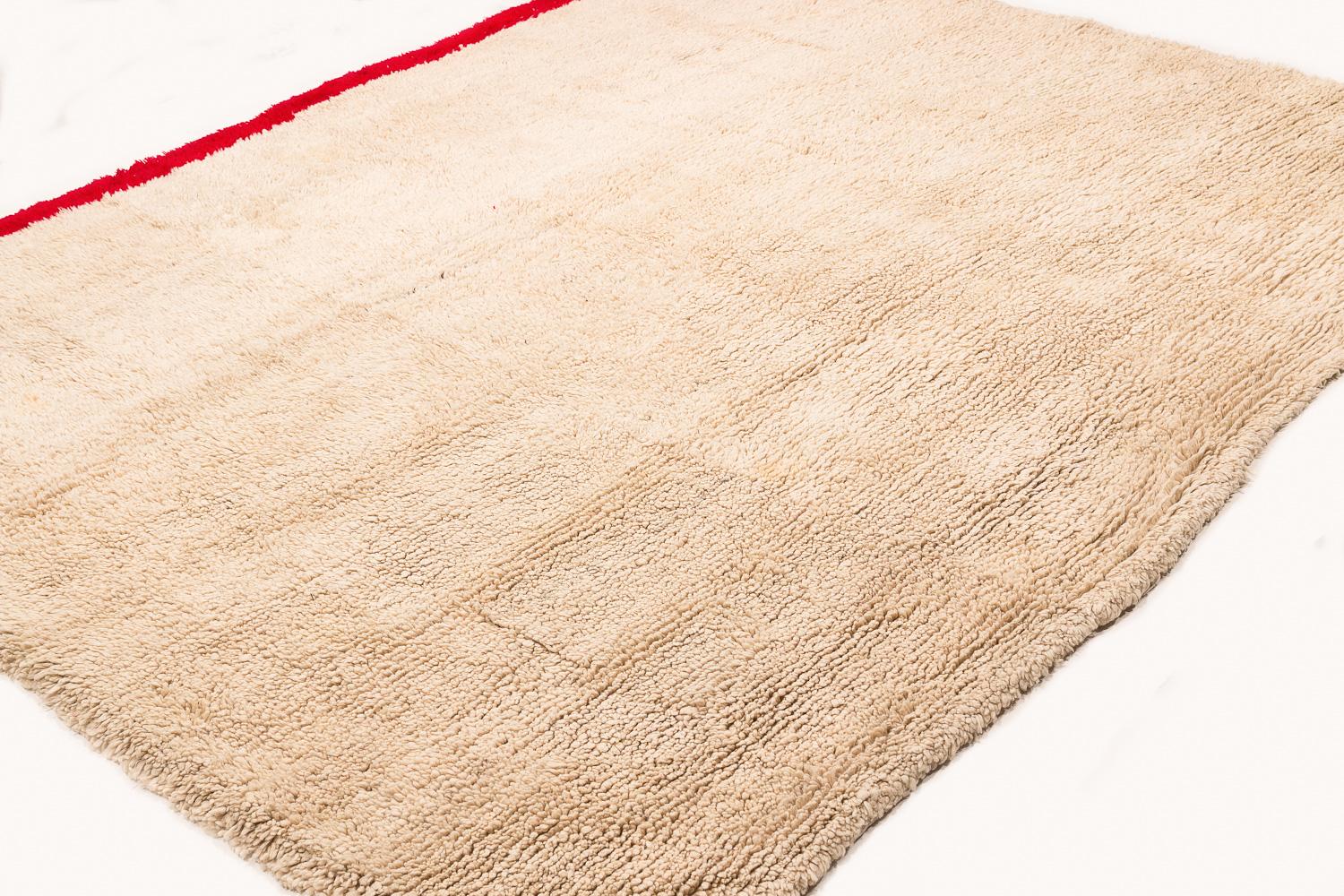 Cette couverture en laine tibétaine tissée à la main est une pièce vintage rare. Son poil épais aurait été utilisé pour dormir dessus ou dessous pendant les nuits froides de l'Himalaya. Au Tibet, il était également drapé autour des épaules en guise