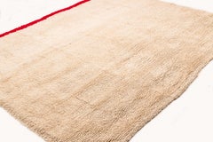 Tappeto o coperta tibetana vintage in lana bianca e crema con pannello finale rosso 7'2'' x 5'7''