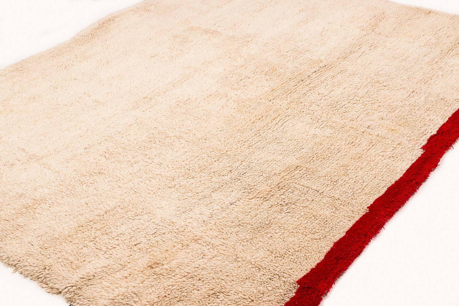 Tibétain Couverture ou tapis tibétain vintage en laine blanche crème avec panneau d'extrémité rouge 7'2'' x 5'7'' en vente