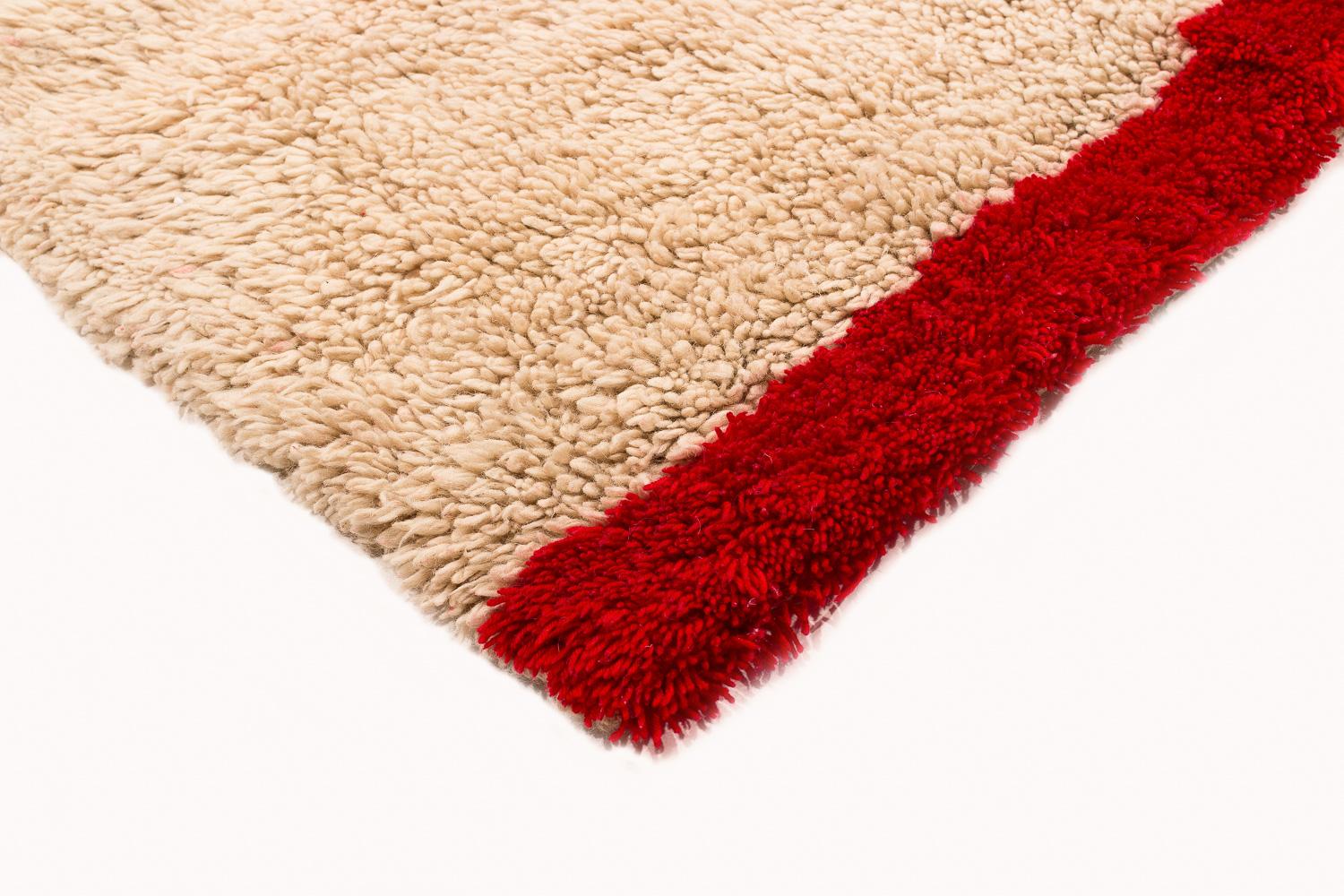 Népalais Couverture ou tapis tibétain vintage en laine blanche crème avec panneau d'extrémité rouge 7'2'' x 5'7'' en vente