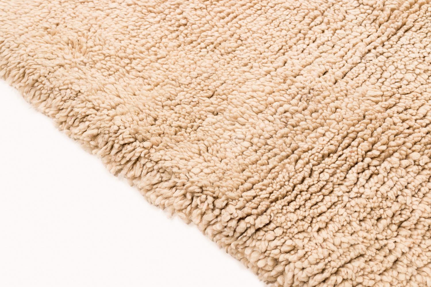 Fin du 20e siècle Couverture ou tapis tibétain vintage en laine blanche crème avec panneau d'extrémité rouge 7'2'' x 5'7'' en vente
