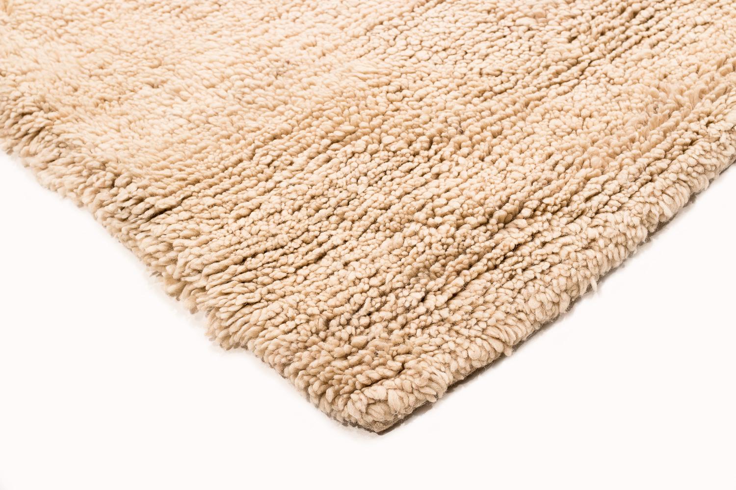 Laine Couverture ou tapis tibétain vintage en laine blanche crème avec panneau d'extrémité rouge 7'2'' x 5'7'' en vente