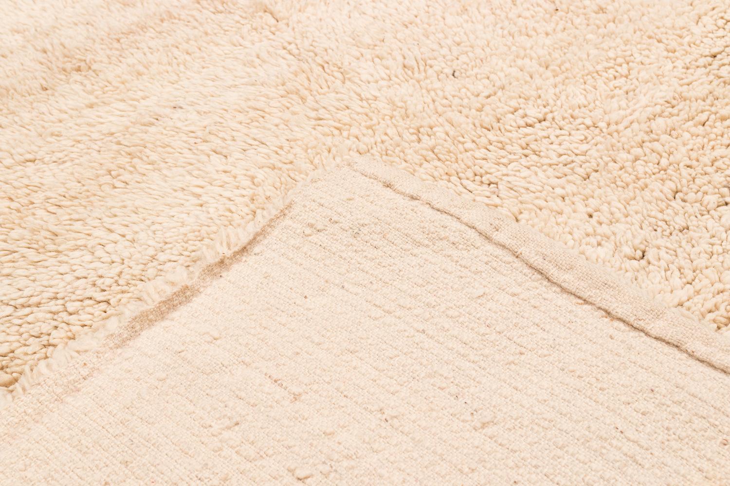 Couverture ou tapis tibétain vintage en laine blanche crème avec panneau d'extrémité rouge 7'2'' x 5'7'' en vente 1