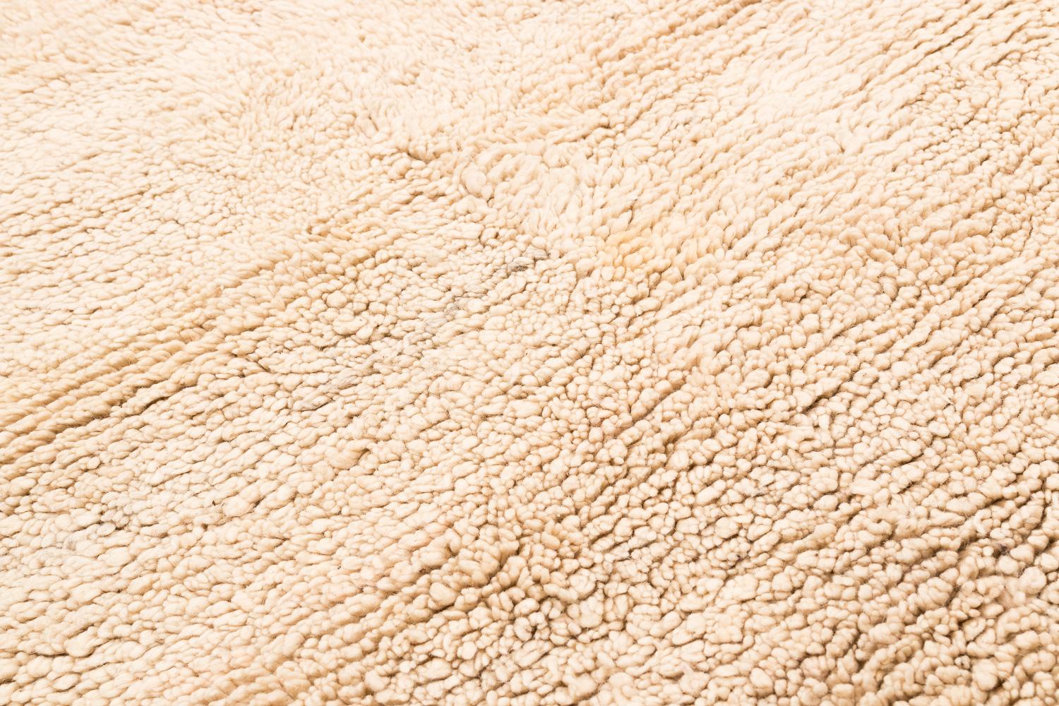 Tissé à la main Couverture ou tapis tibétain vintage en laine blanche crème avec panneau d'extrémité rouge 7'2'' x 5'7'' en vente