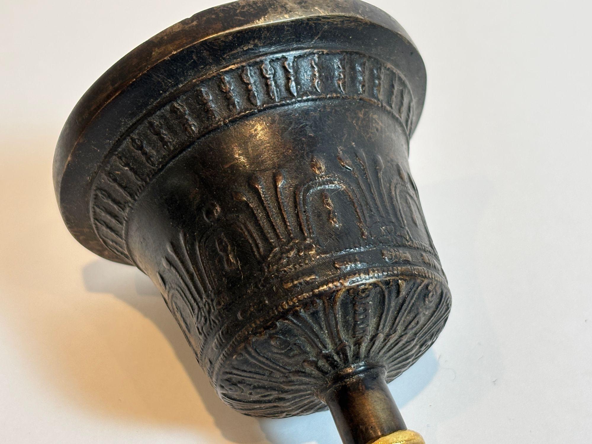 Cloche de méditation tibétaine vintage en bronze avec poignée Vajra dorée 20ème siècle en vente 2