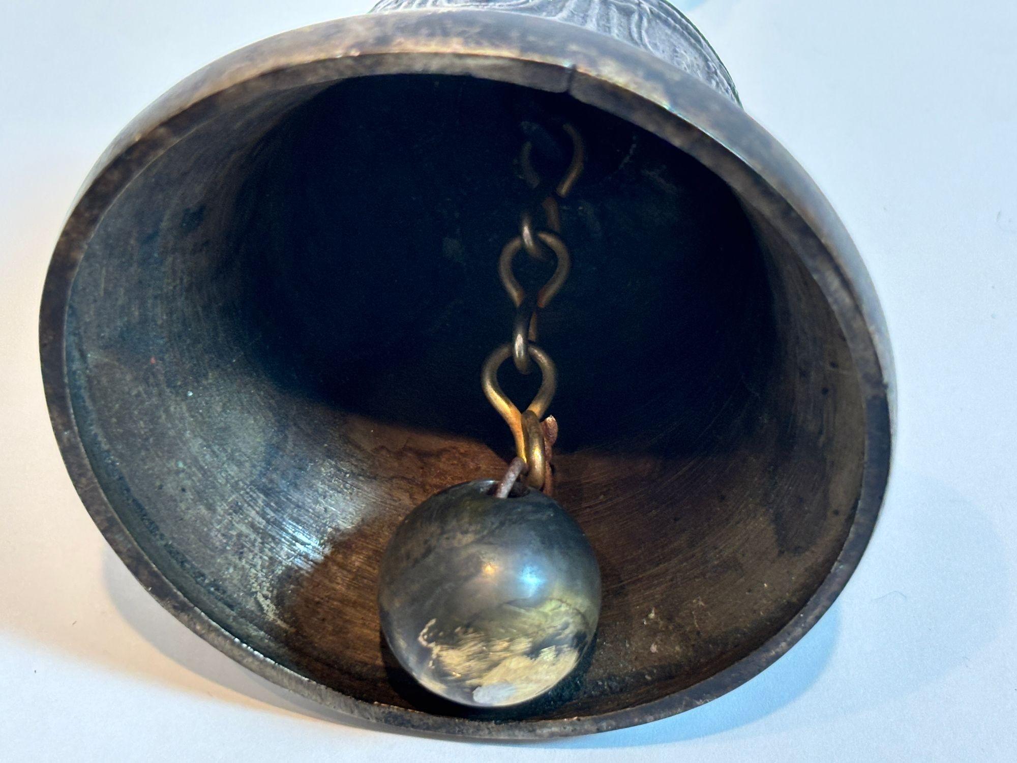 Cloche de méditation tibétaine vintage en bronze avec poignée Vajra dorée 20ème siècle en vente 3