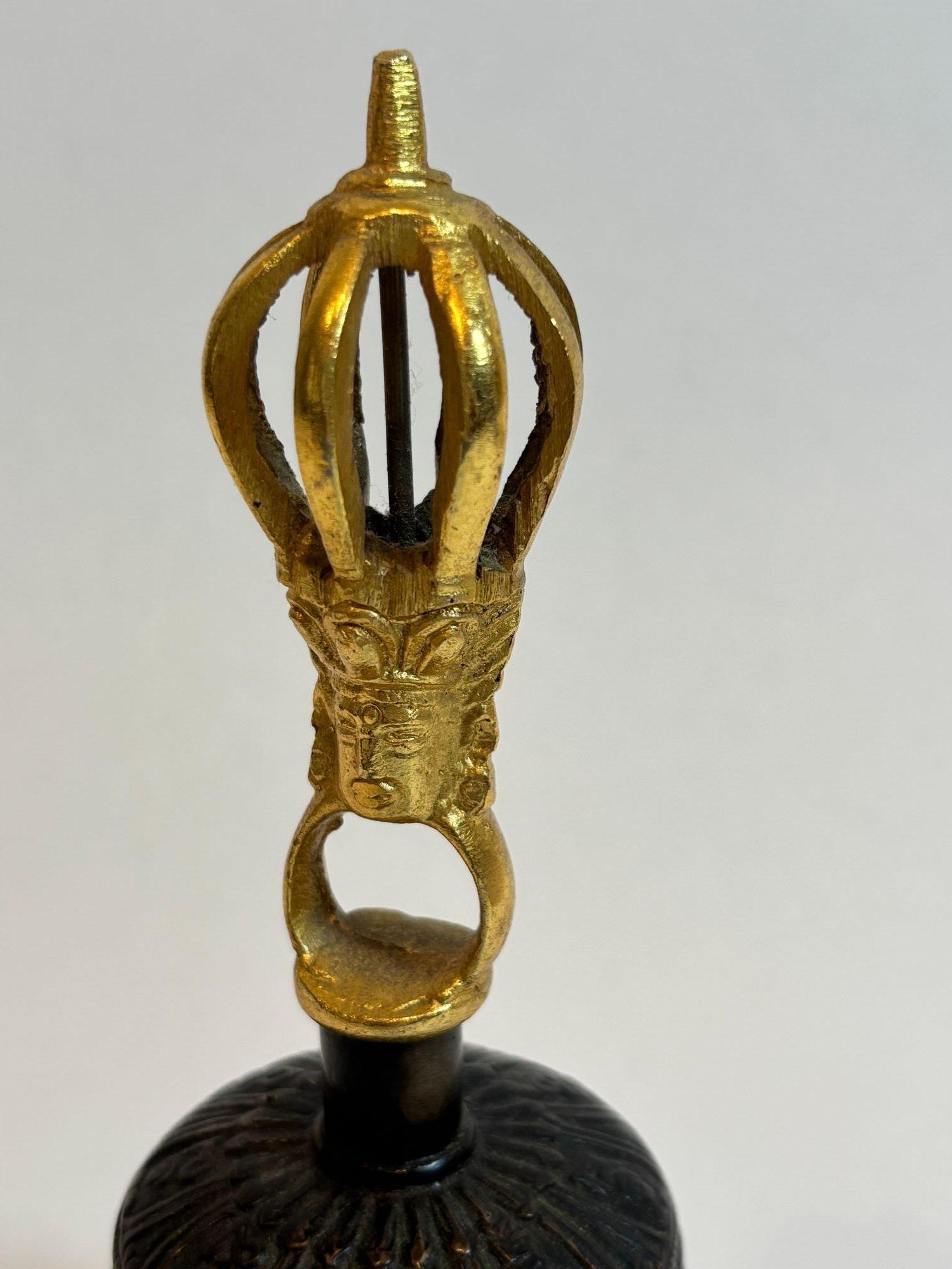 Cloche de méditation tibétaine vintage en bronze avec poignée Vajra dorée - 20e siècle
Cloche tibétaine Ghanta antique magnifiquement moulée, également connue sous le nom de Drilbu, utilisée dans les rituels bouddhistes Vajrayana avancés et les