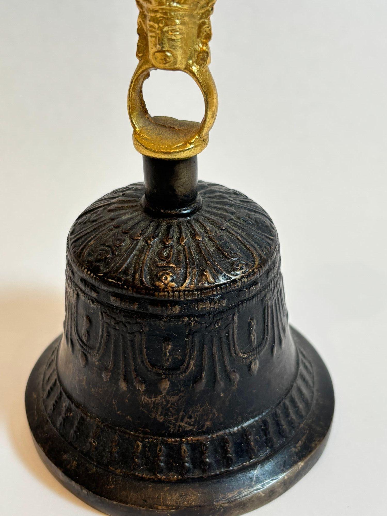 Indien Cloche de méditation tibétaine vintage en bronze avec poignée Vajra dorée 20ème siècle en vente