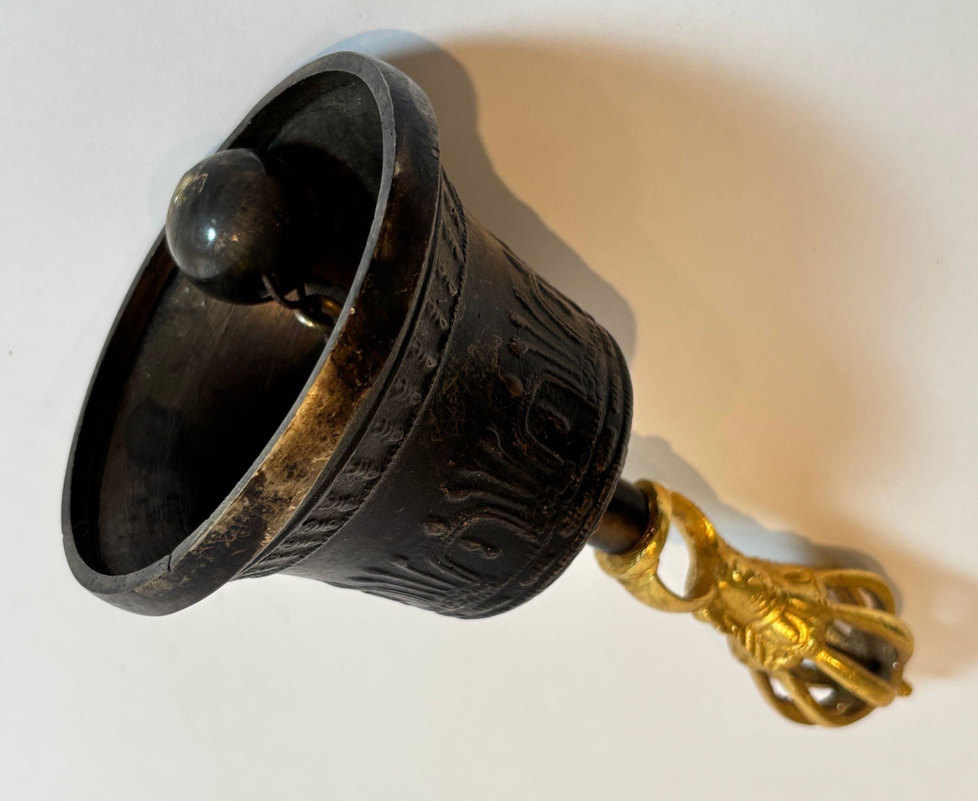Moulage Cloche de méditation tibétaine vintage en bronze avec poignée Vajra dorée 20ème siècle en vente