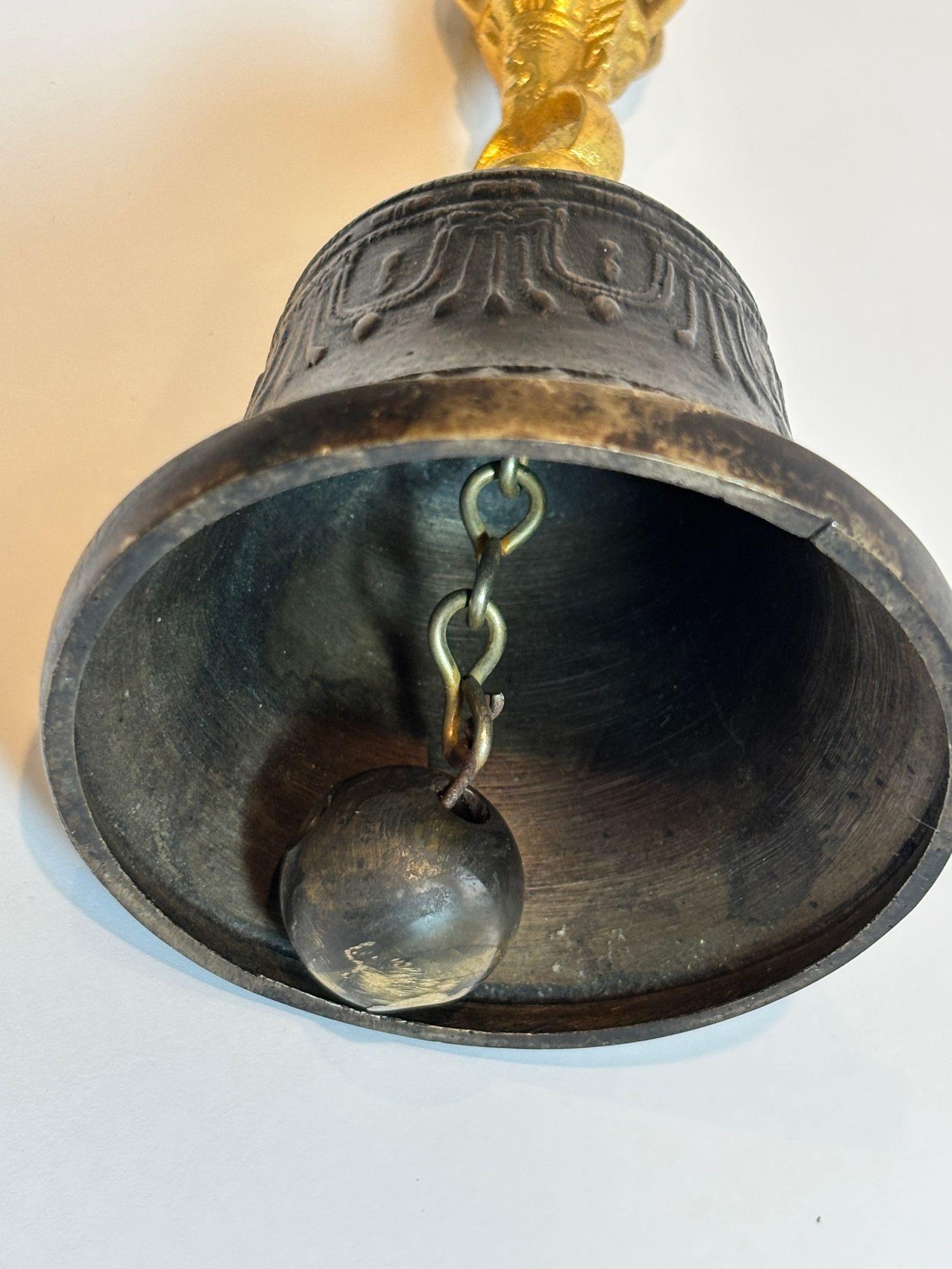 20ième siècle Cloche de méditation tibétaine vintage en bronze avec poignée Vajra dorée 20ème siècle en vente