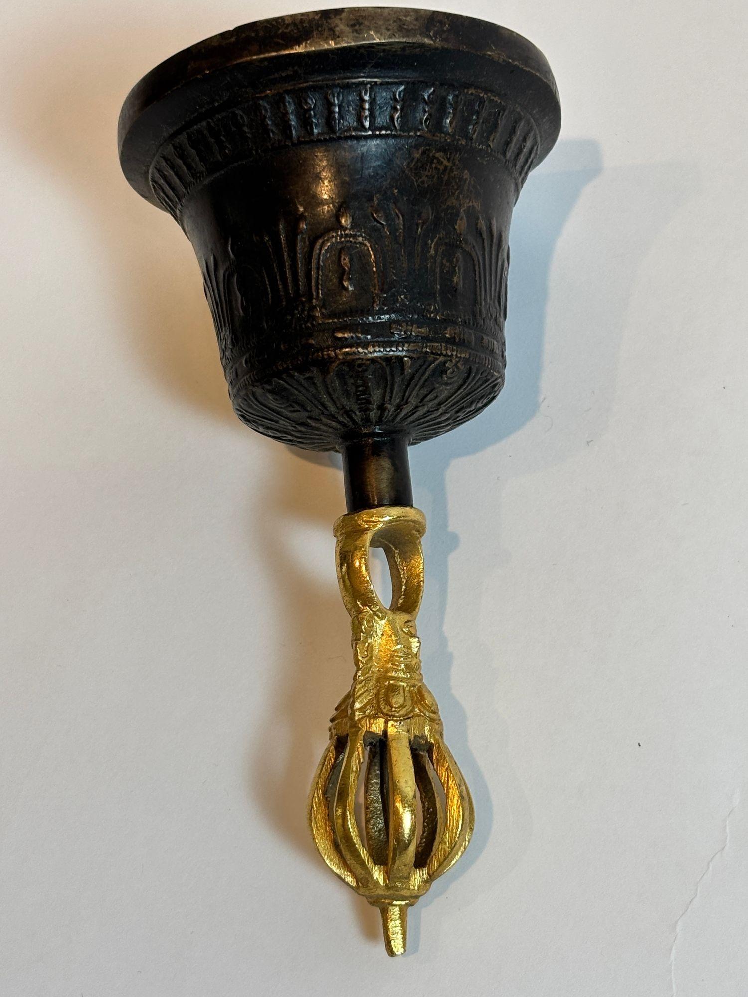 Bronze Cloche de méditation tibétaine vintage en bronze avec poignée Vajra dorée 20ème siècle en vente