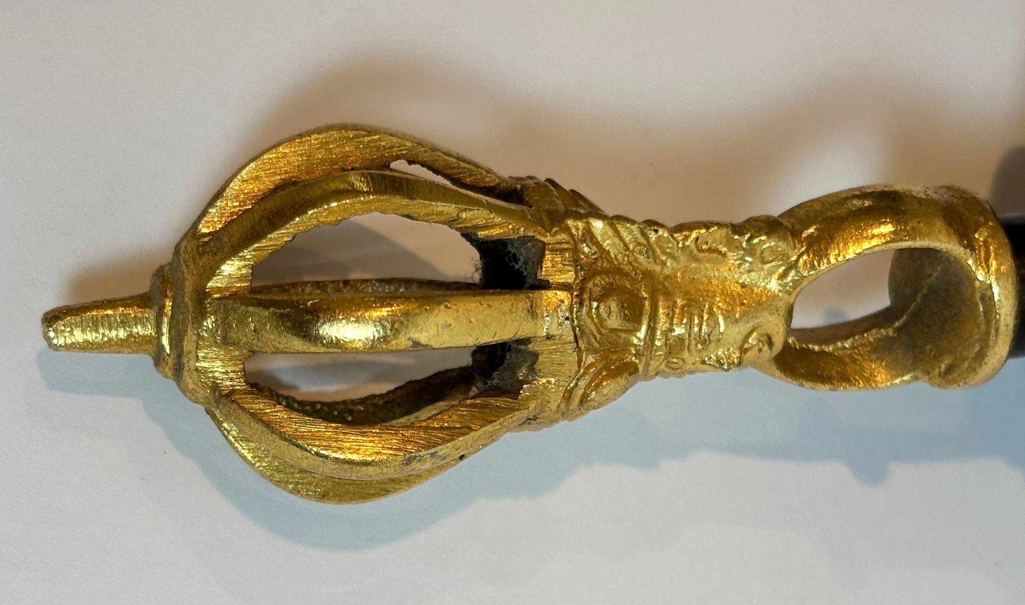 Cloche de méditation tibétaine vintage en bronze avec poignée Vajra dorée 20ème siècle en vente 1