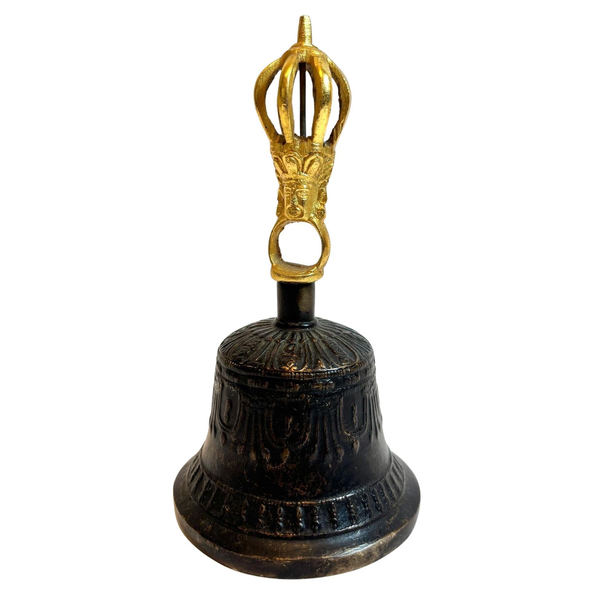 Campana da meditazione tibetana d'epoca in bronzo con manico dorato Vajra XX secolo