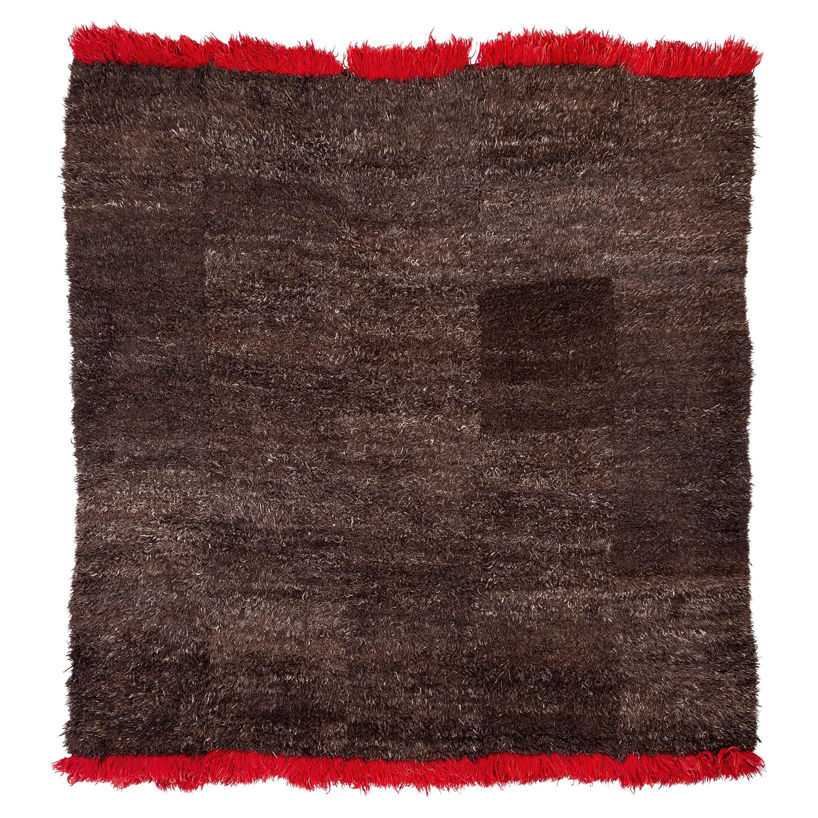 Manta o alfombra vintage de lana shag marrón tibetana con panel final rojo 6'2'' x 6'2