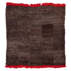 Manta o alfombra vintage de lana shag marrón tibetana con panel final rojo 6'2'' x 6'2