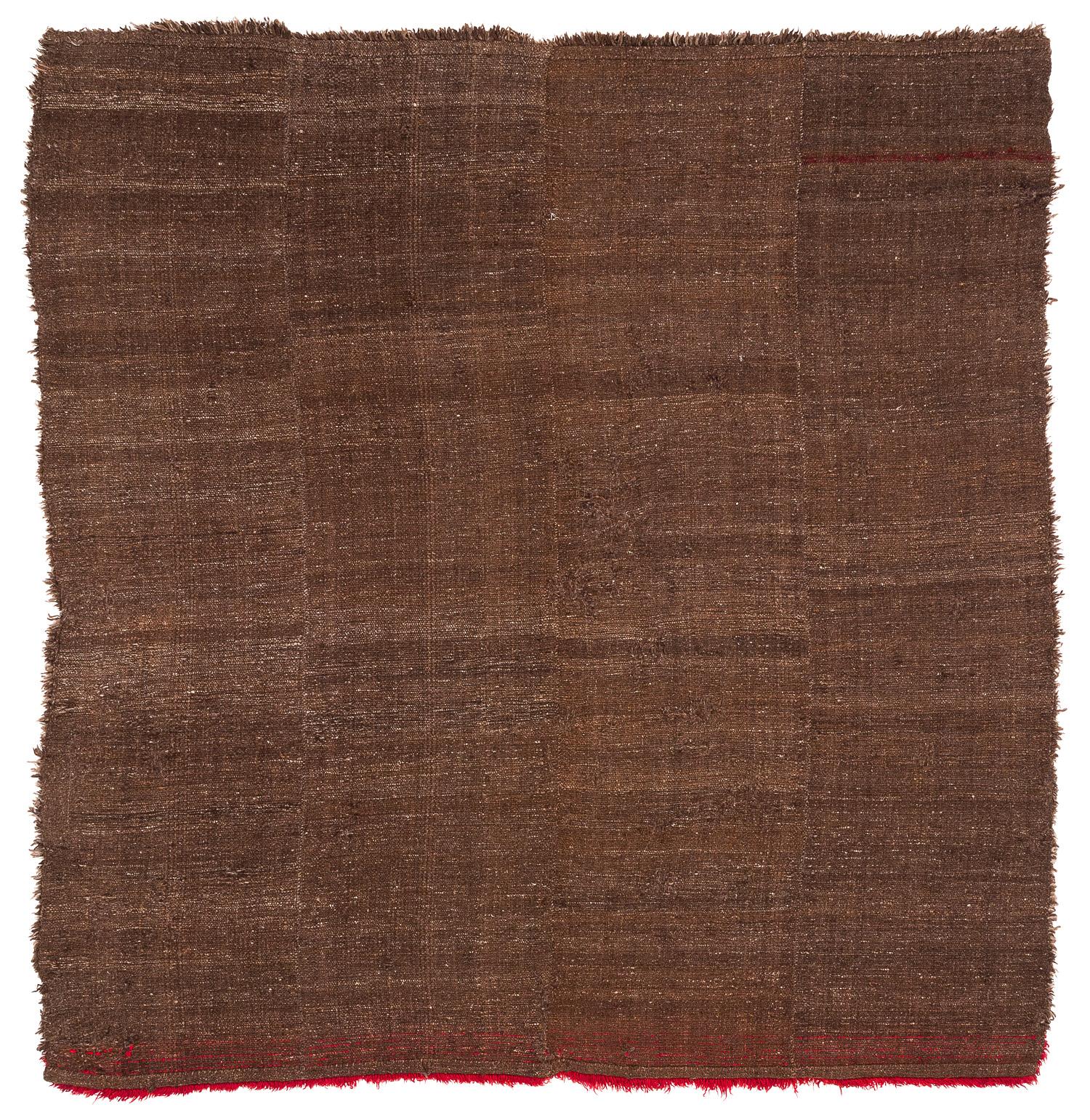 Cette couverture en laine tibétaine tissée à la main est une pièce vintage rare. Son poil épais aurait été utilisé pour dormir dessus ou dessous pendant les nuits froides de l'Himalaya. Au Tibet, il était également drapé autour des épaules en guise