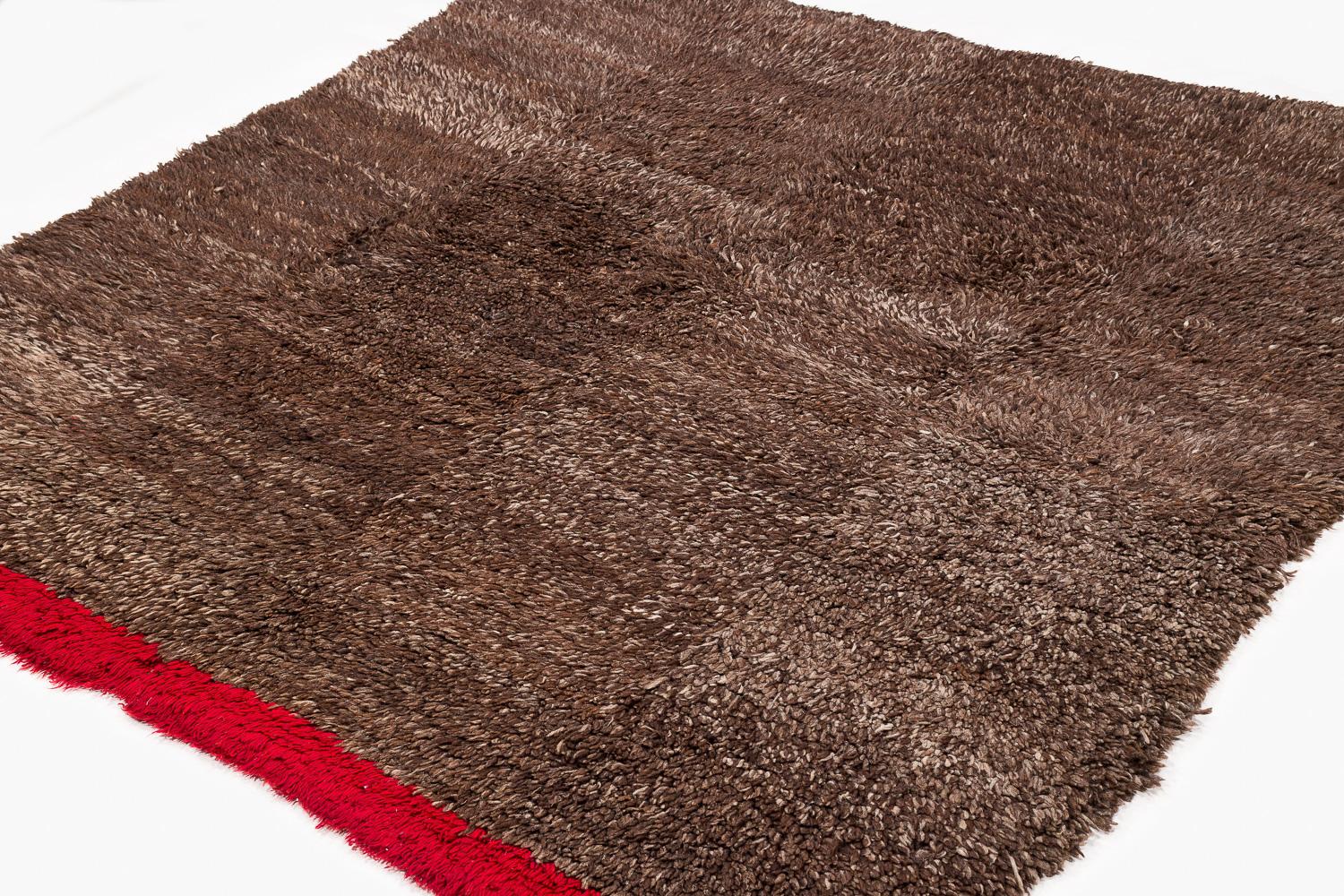 Népalais Tapis tibétain vintage en laine Shag Brown et panneau d'extrémité rouge 5'1'' (L) x 5' (L) en vente