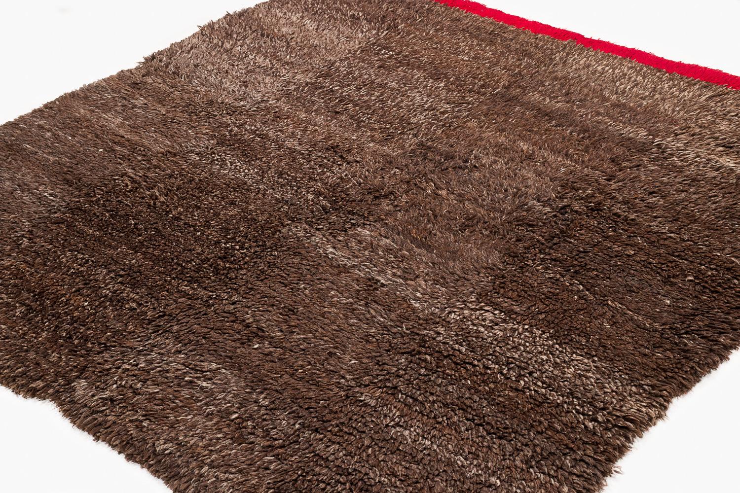 Tissé à la main Tapis tibétain vintage en laine Shag Brown et panneau d'extrémité rouge 5'1'' (L) x 5' (L) en vente