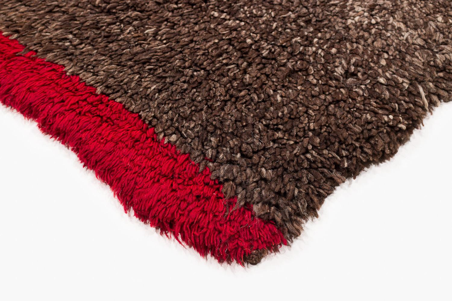 Tapis tibétain vintage en laine Shag Brown et panneau d'extrémité rouge 5'1'' (L) x 5' (L) Bon état - En vente à New York, NY