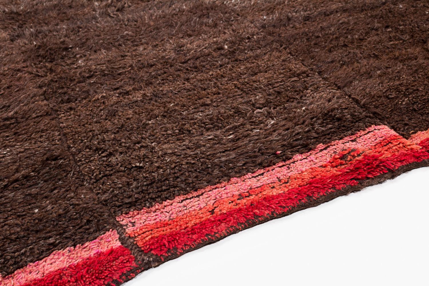 Alfombra tibetana vintage de lana marrón cacao con extremos rojos 5'4'' x 5'3 en venta 2