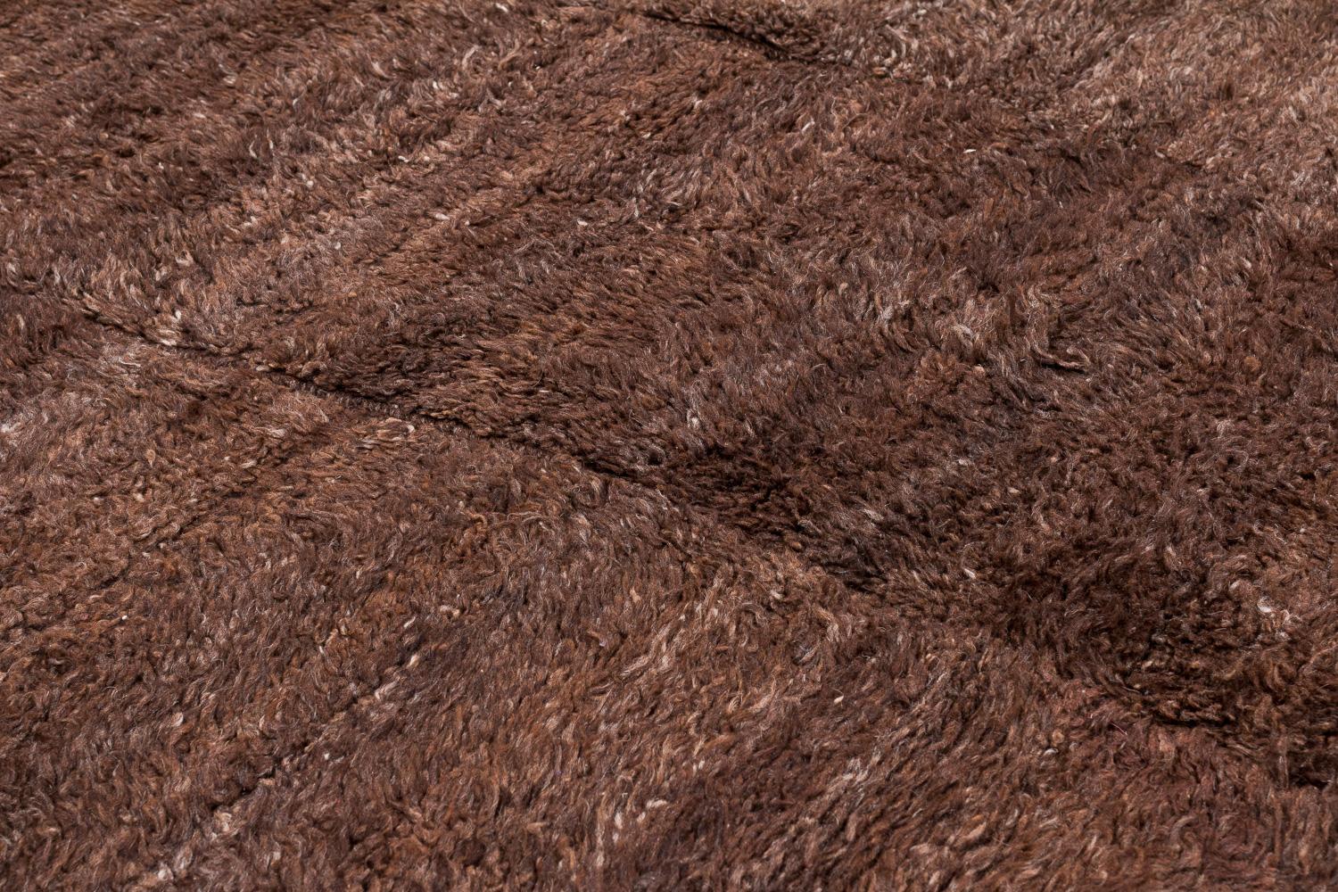 Alfombra tibetana vintage de lana marrón cacao con extremos rojos 5'4'' x 5'3 en venta 3